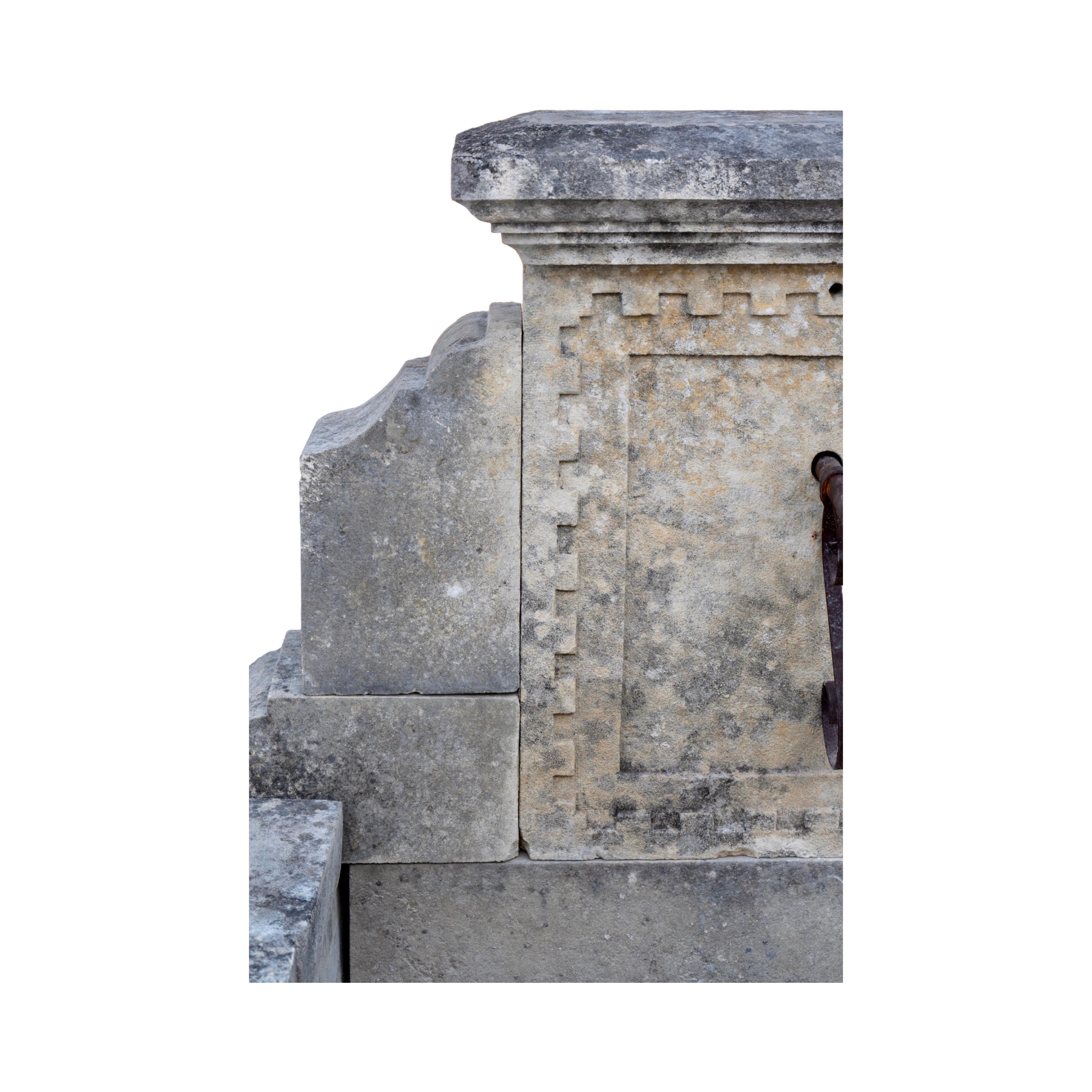 Fuente de pared de piedra caliza Antique French en venta 2