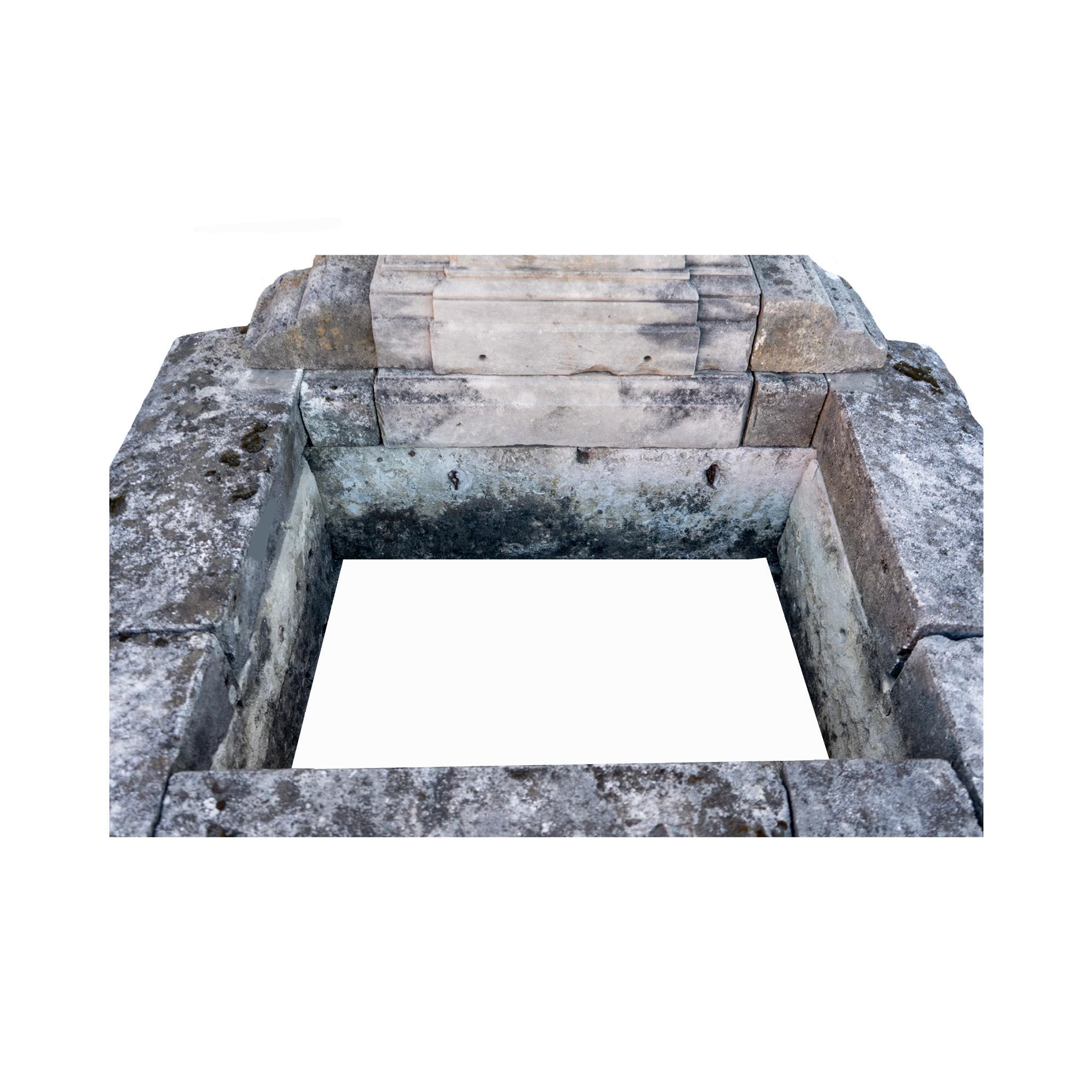 Fuente de pared de piedra caliza Antique French en venta 3