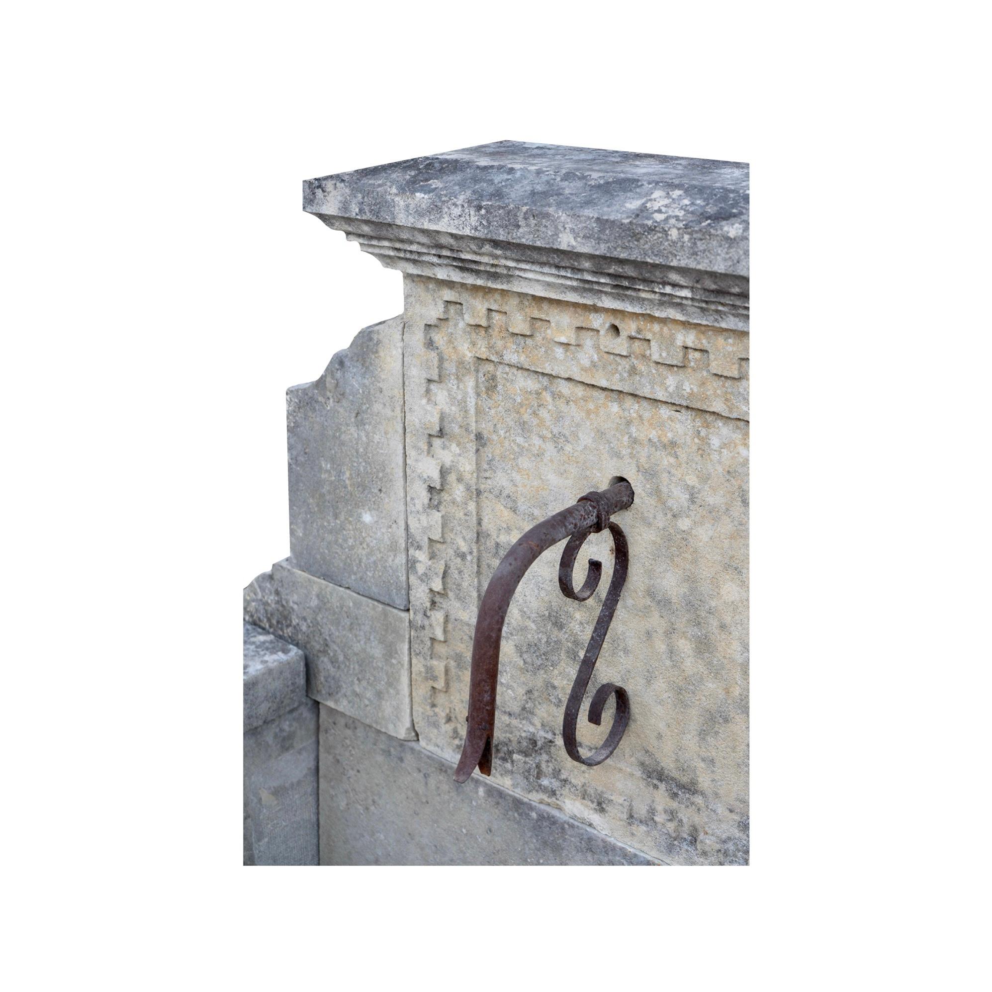 Fuente de pared de piedra caliza Antique French en venta 3