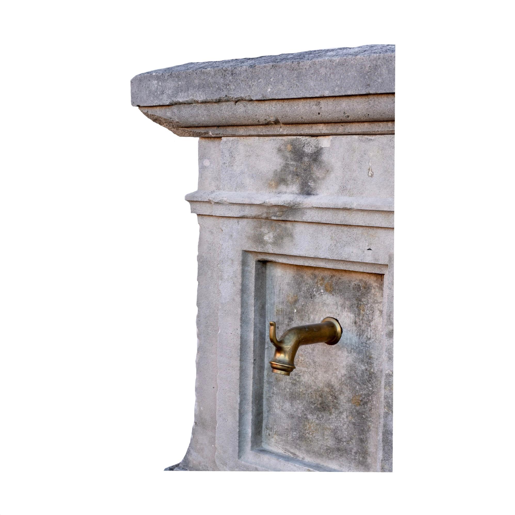 Fuente de pared de piedra caliza Antique French en venta 4