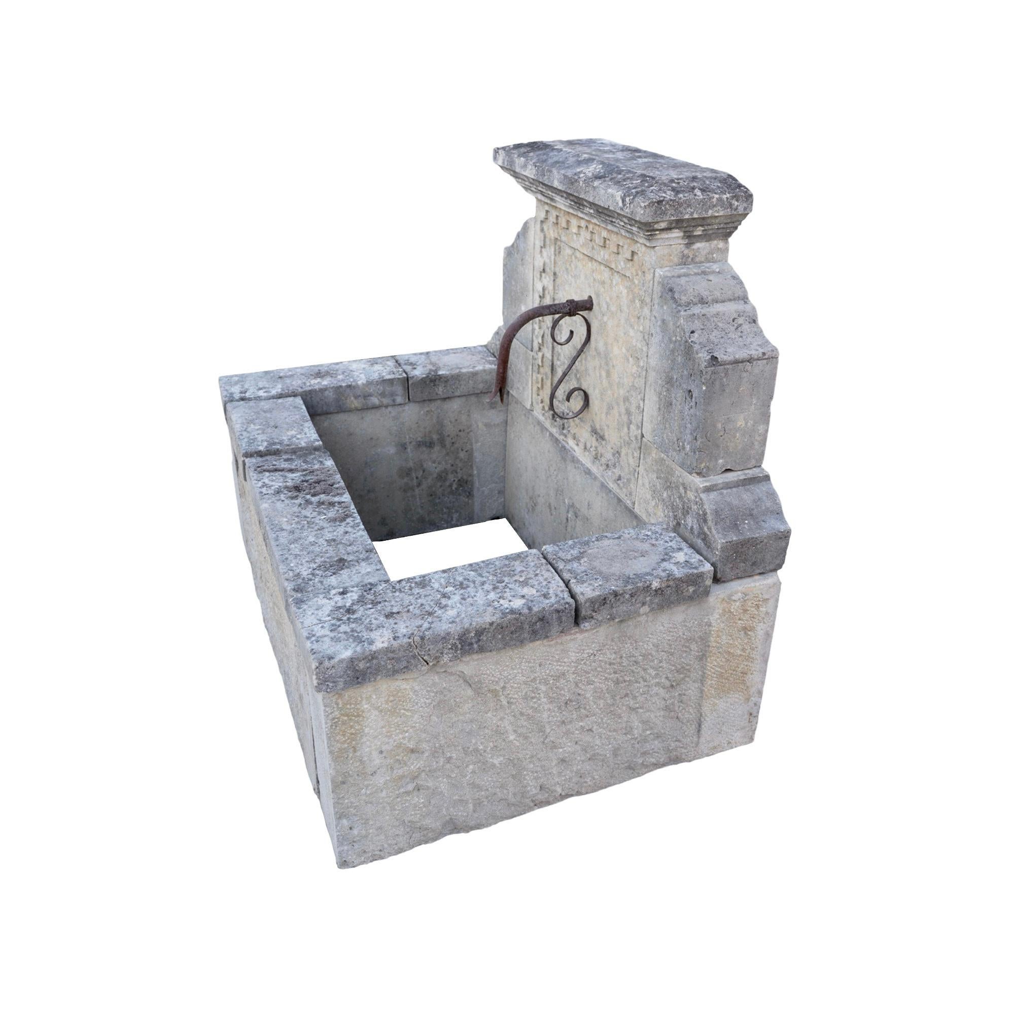 Fuente de pared de piedra caliza Antique French en venta 4