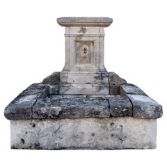 Antiker französischer Wandbrunnen aus Kalkstein