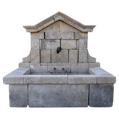 Antiker französischer Wandbrunnen aus Kalkstein