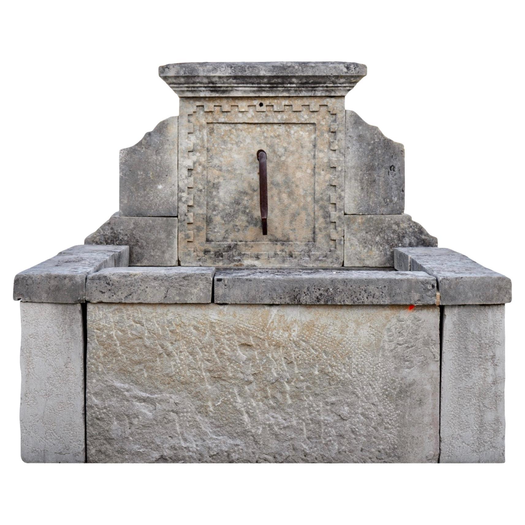 Antiker französischer Wandbrunnen aus Kalkstein