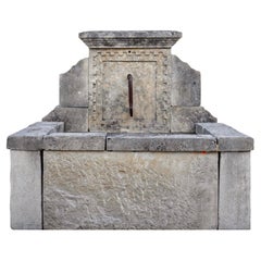 Antiker französischer Wandbrunnen aus Kalkstein