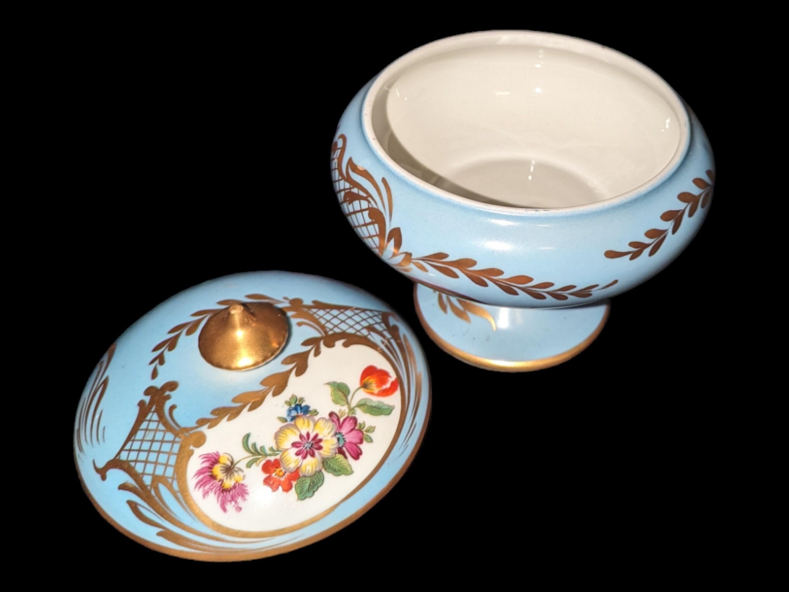 Antique French Limoges Celestial Blue Gold Gilded & Floral Footed Lidded Bowl (ciotola con coperchio) In condizioni ottime in vendita a New Milford, CT
