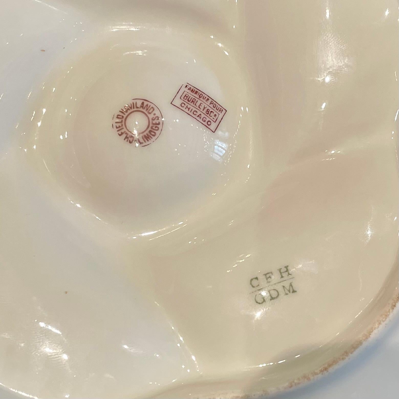 Antique français de Limoges « C.F.H. » Assiette à huîtres en porcelaine rouge et or, vers 1880. Bon état - En vente à New Orleans, LA