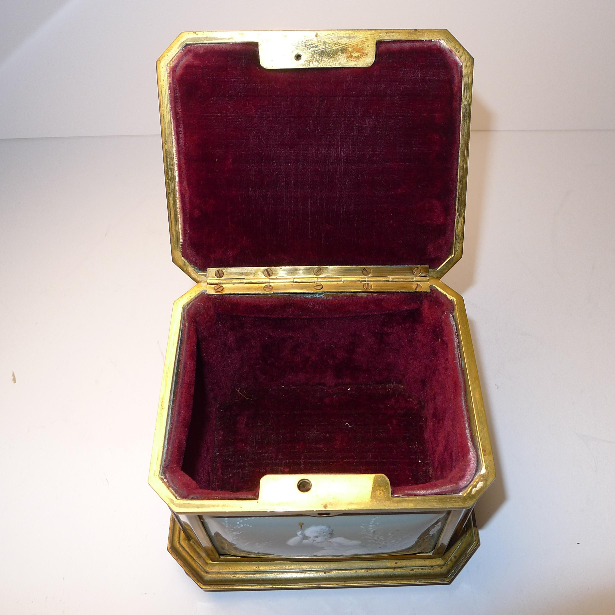 Boîte à bijoux française ancienne en émail de Limoges C.1850 en vente 3