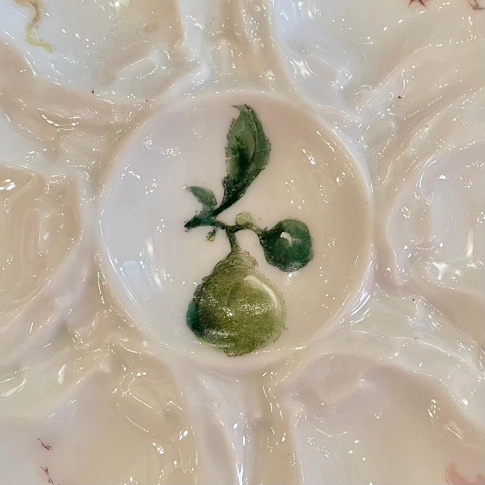 Français Ancienne assiette à huîtres en porcelaine de Limoges peinte à la main Circa 1880 en vente