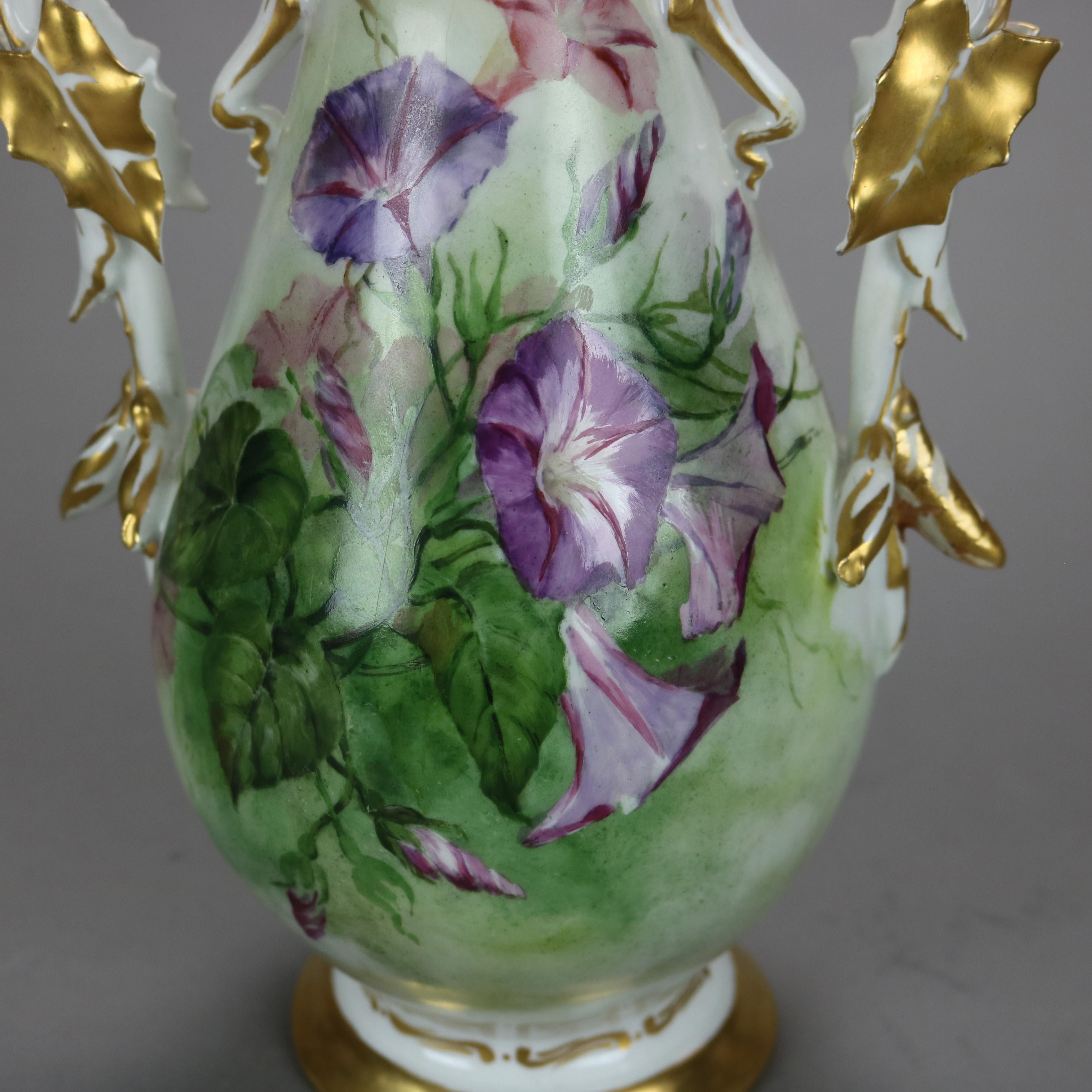 Antique French Limoges Morning Glory Vaso in porcellana dipinto a mano e dorato In condizioni buone in vendita a Big Flats, NY