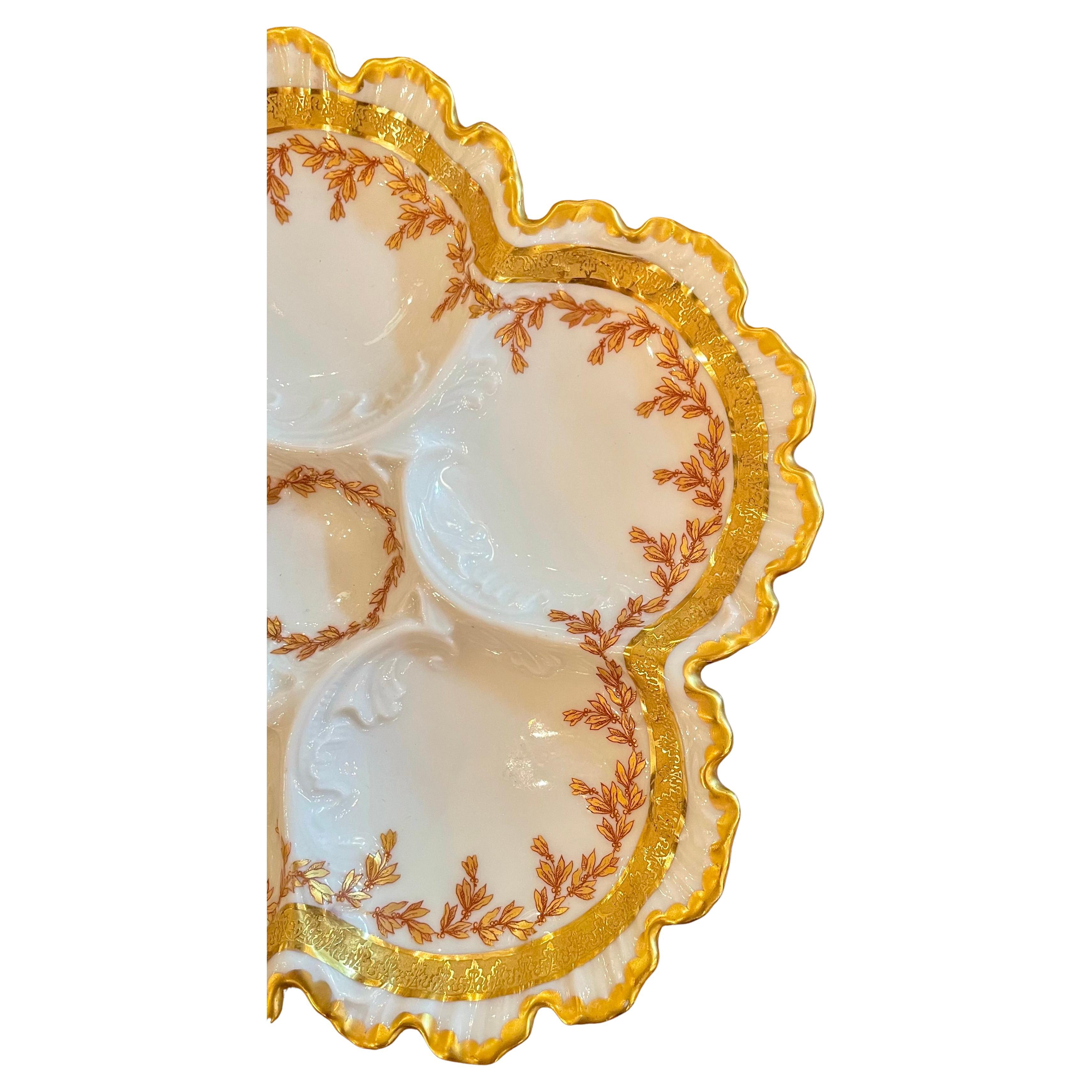 Assiette à huîtres ancienne en porcelaine de Limoges, signée 