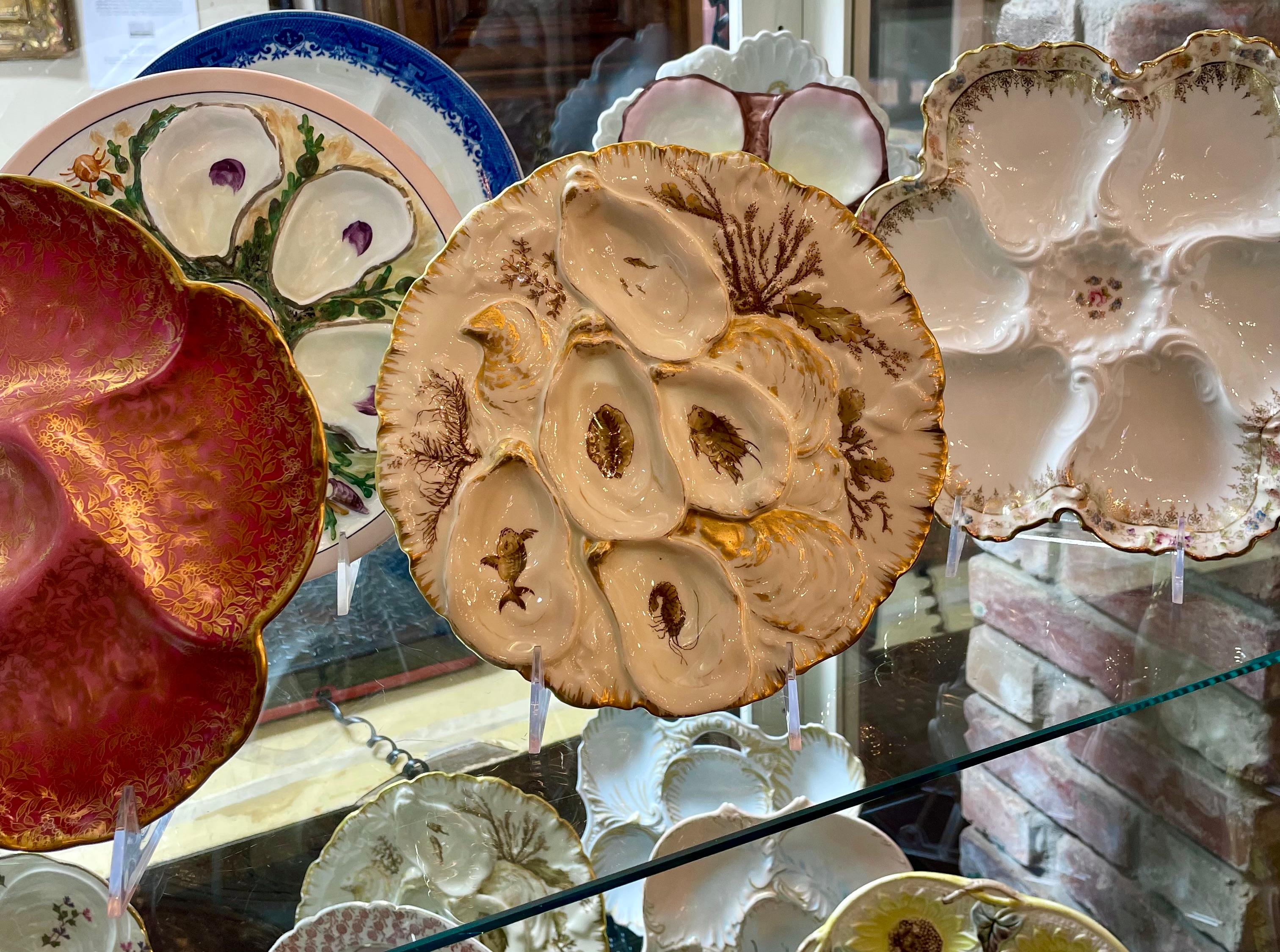 Porcelaine Ancienne assiette à huîtres en porcelaine de Limoges peinte de la vie marine. en vente