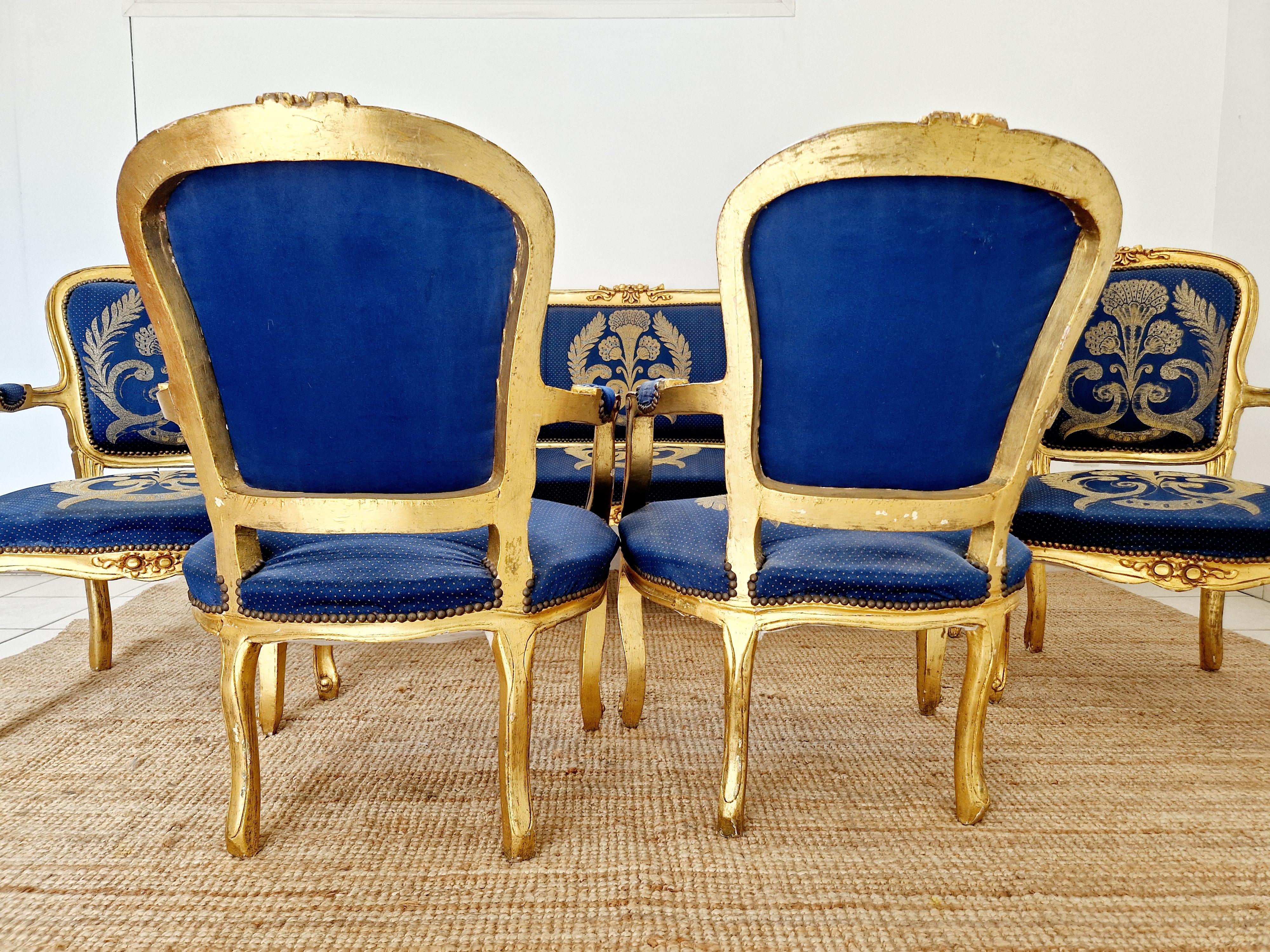 Este antiguo conjunto de salón francés, procedente de un castillo francés, incluye un sofá y 4 sillas, fabricados en Francia a principios del siglo XX. El conjunto presenta un bonito dibujo de cardos azules sobre tapicería de algodón 100%, con un