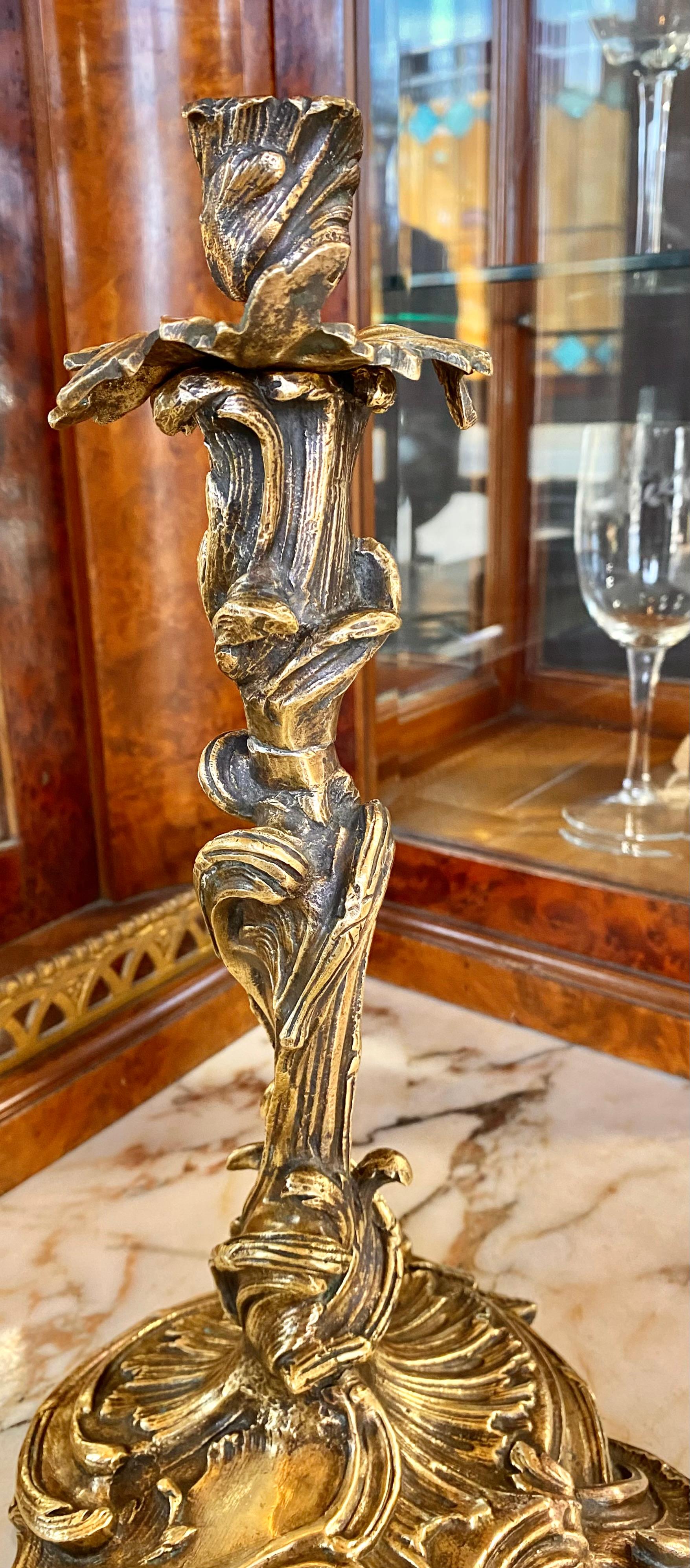 Antiker französischer Louie XV.-Kerzenständer aus vergoldeter Bronze  im Angebot 3