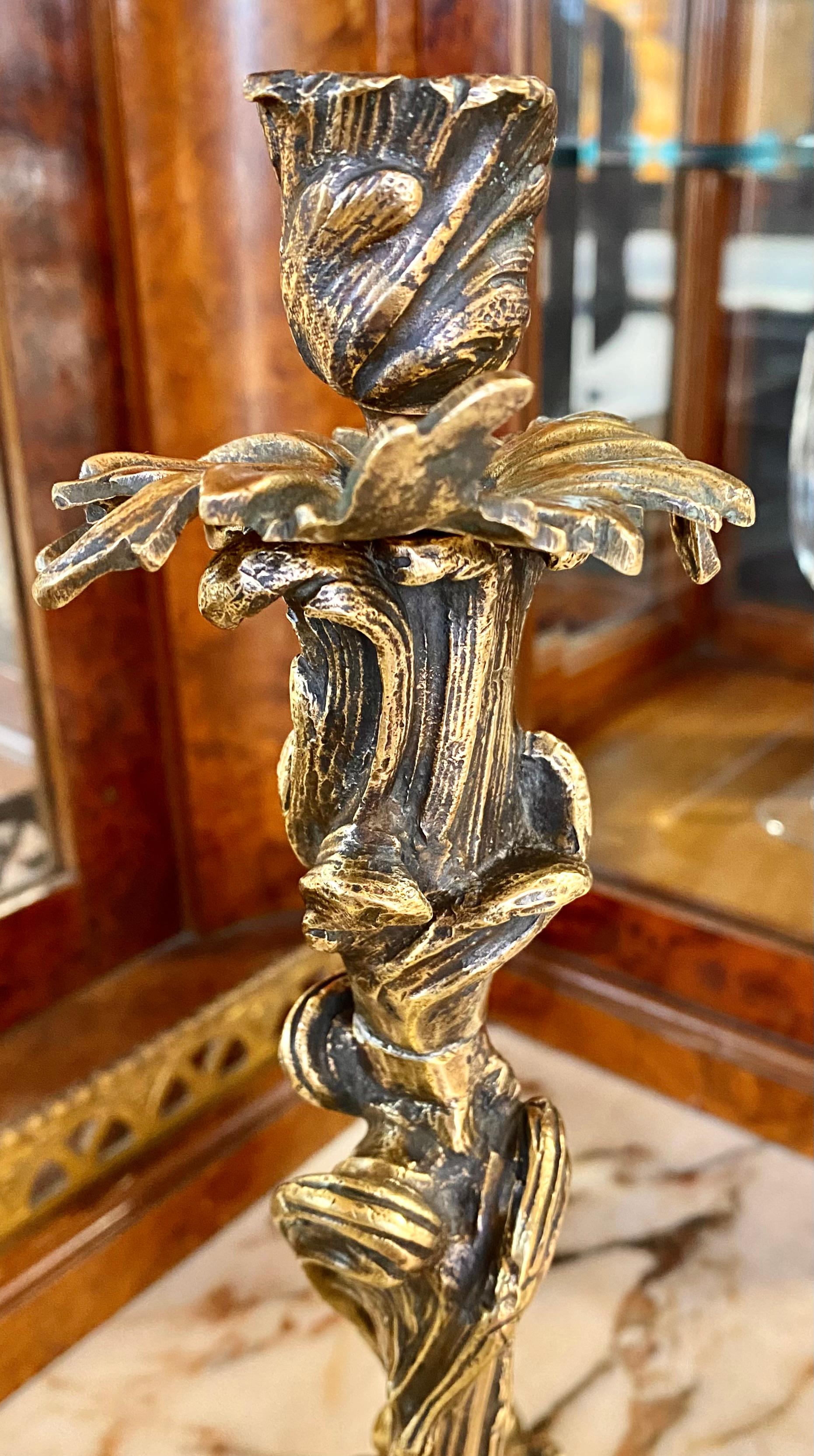 Antiker französischer Louie XV.-Kerzenständer aus vergoldeter Bronze  im Angebot 4