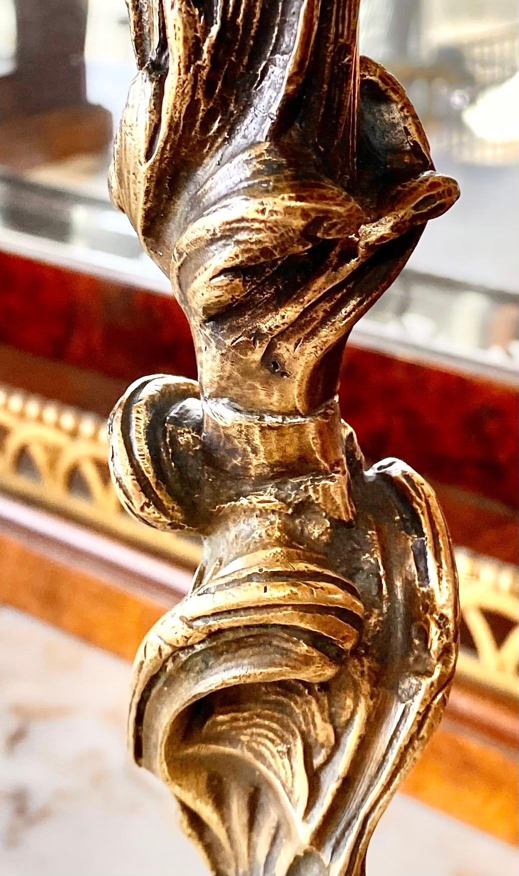Antiker französischer Louie XV.-Kerzenständer aus vergoldeter Bronze  im Angebot 6