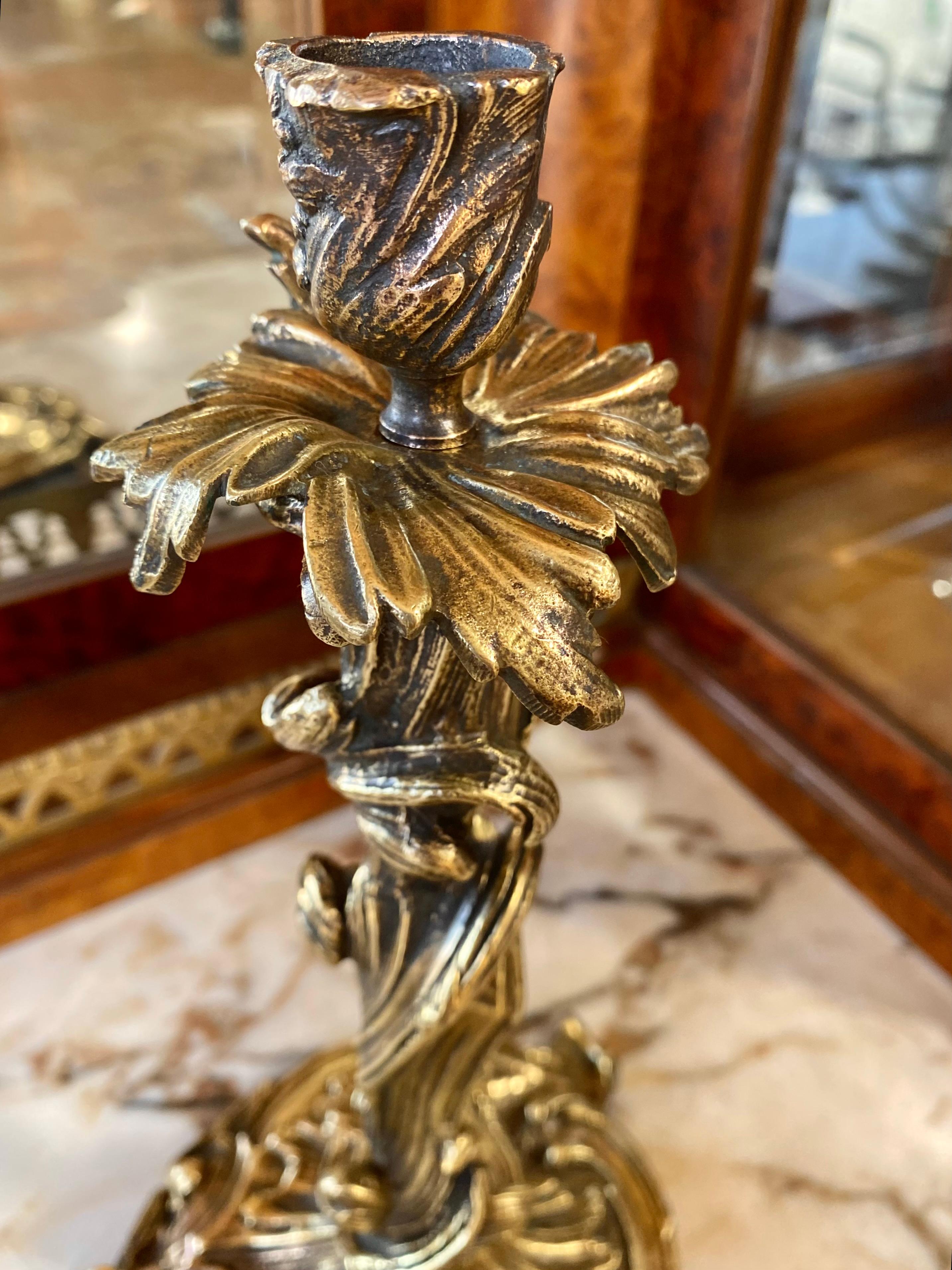 Antiker französischer Louie XV.-Kerzenständer aus vergoldeter Bronze  (Louis XV.) im Angebot