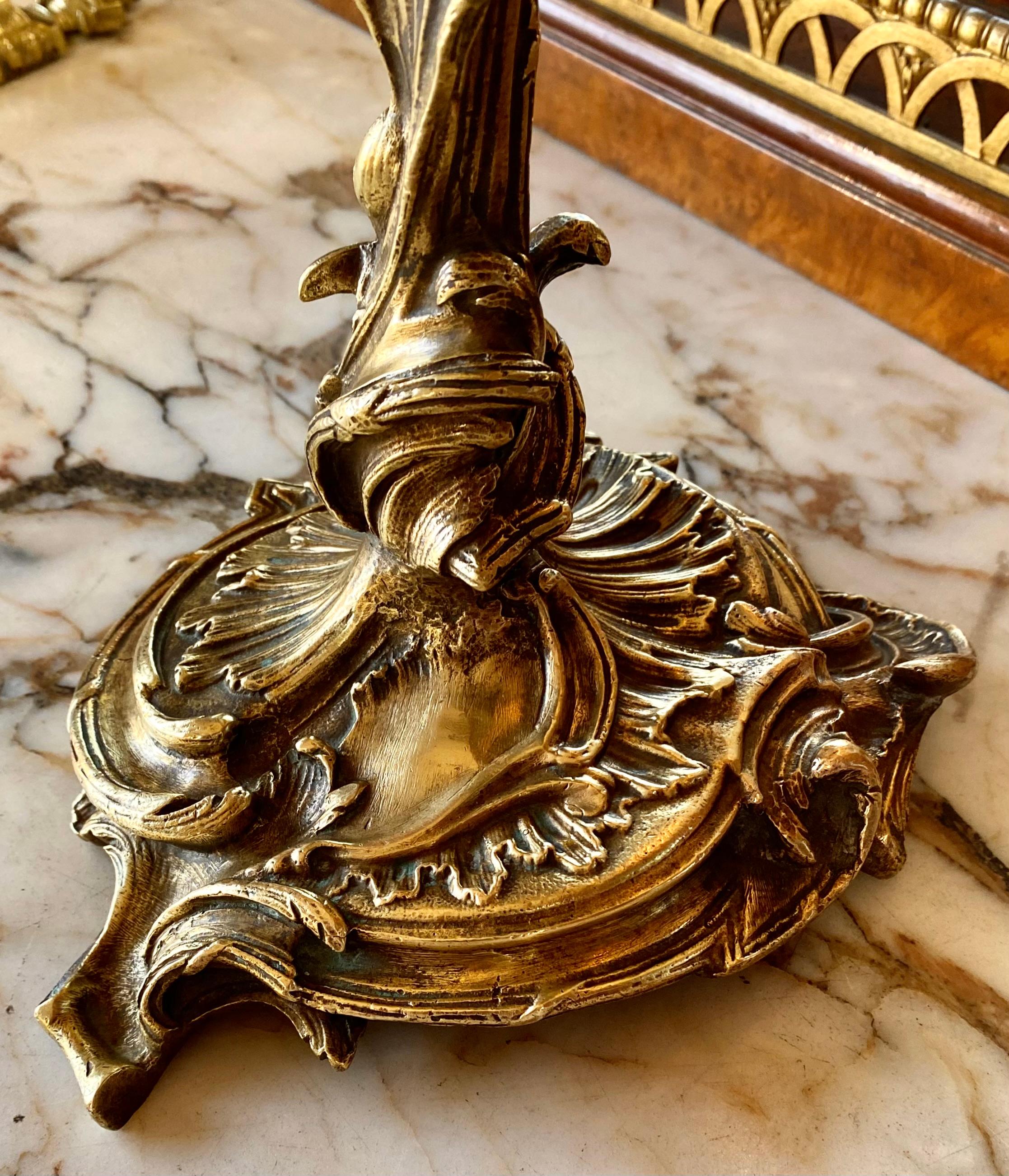 Antiker französischer Louie XV.-Kerzenständer aus vergoldeter Bronze  (Vergoldet) im Angebot
