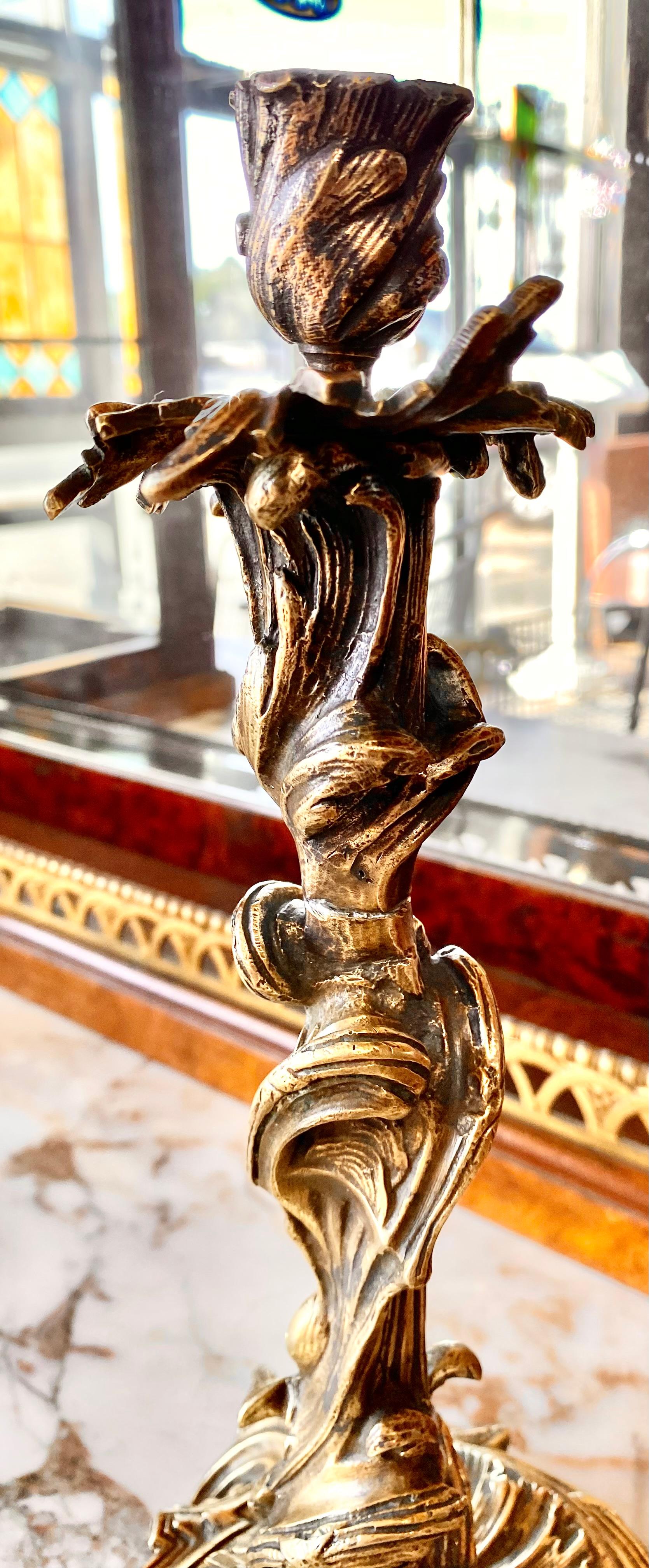 Antiker französischer Louie XV.-Kerzenständer aus vergoldeter Bronze  im Zustand „Gut“ im Angebot in New Orleans, LA