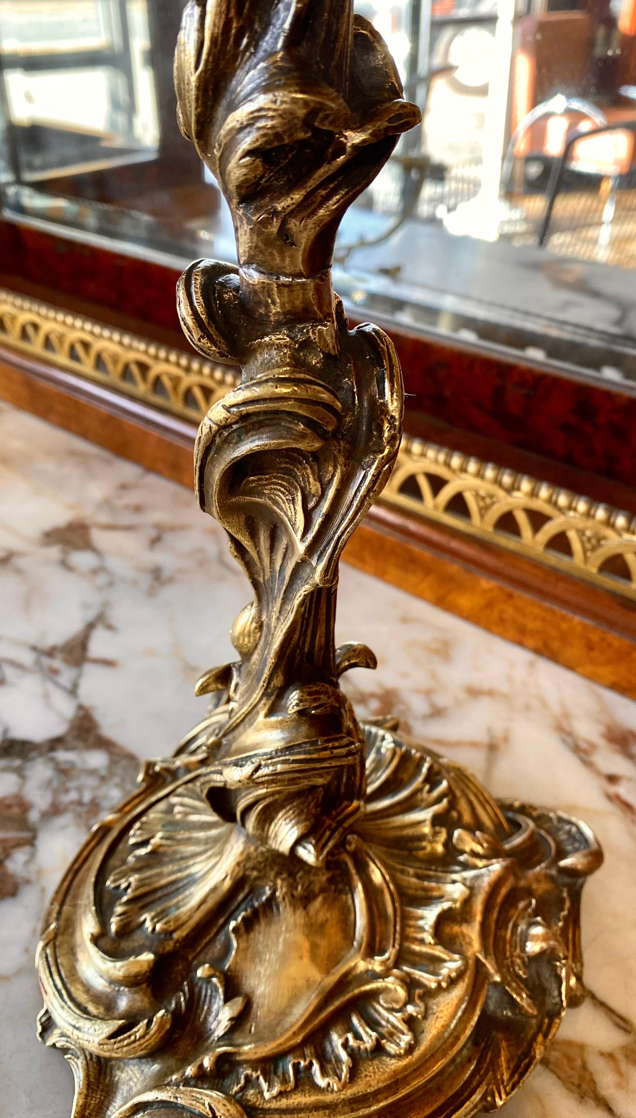 Antiker französischer Louie XV.-Kerzenständer aus vergoldeter Bronze  (18. Jahrhundert) im Angebot