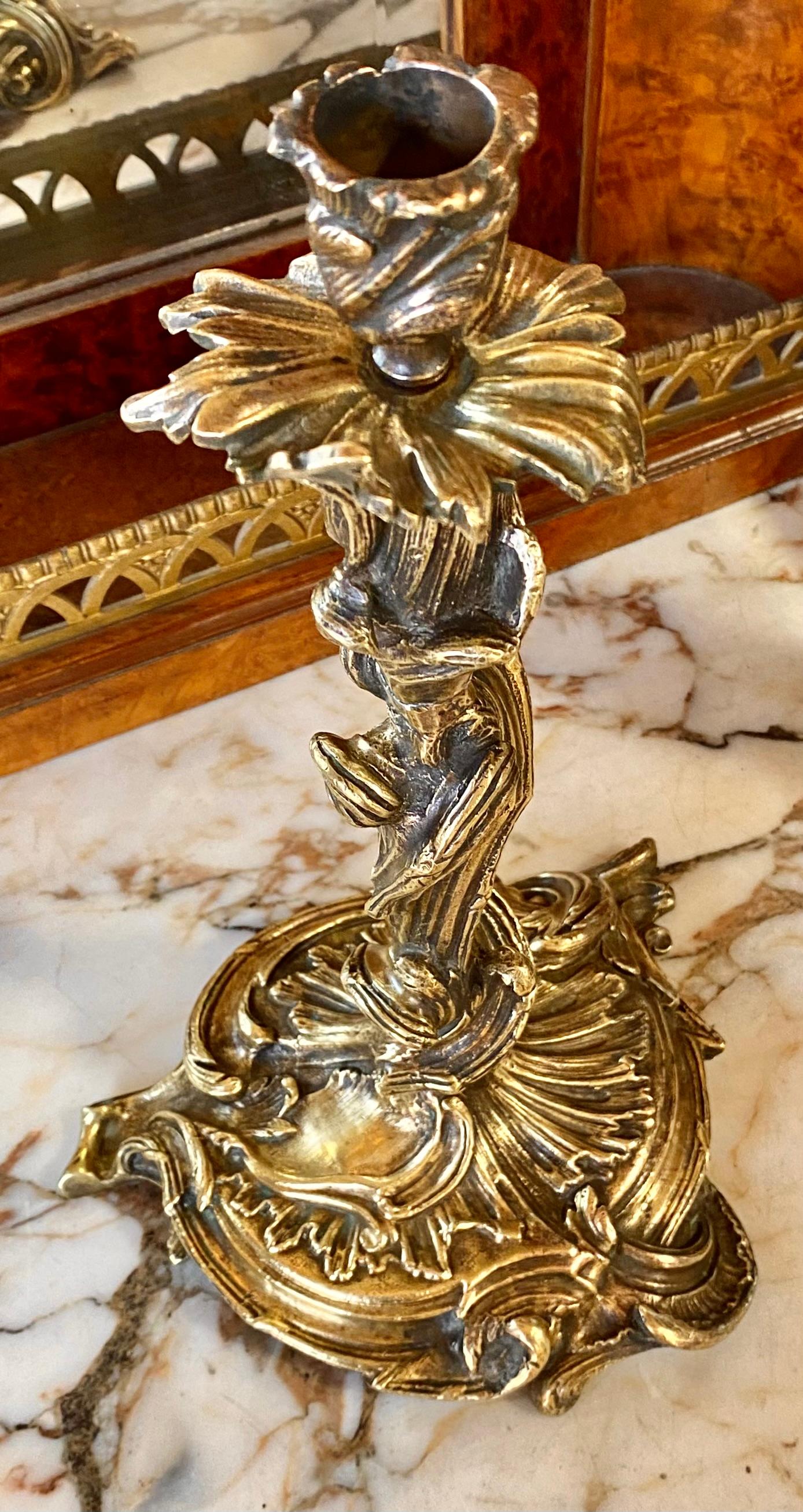Antiker französischer Louie XV.-Kerzenständer aus vergoldeter Bronze  im Angebot 1