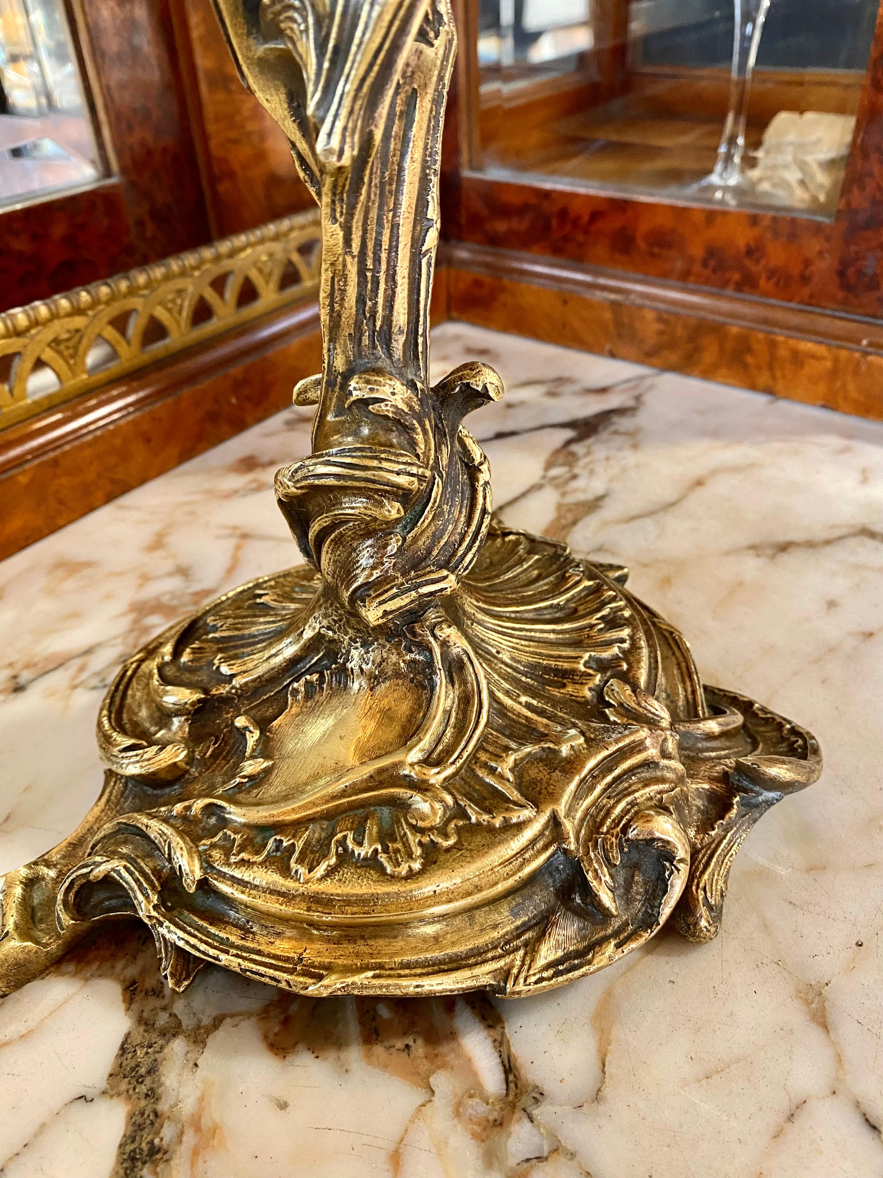 Antiker französischer Louie XV.-Kerzenständer aus vergoldeter Bronze  im Angebot 2