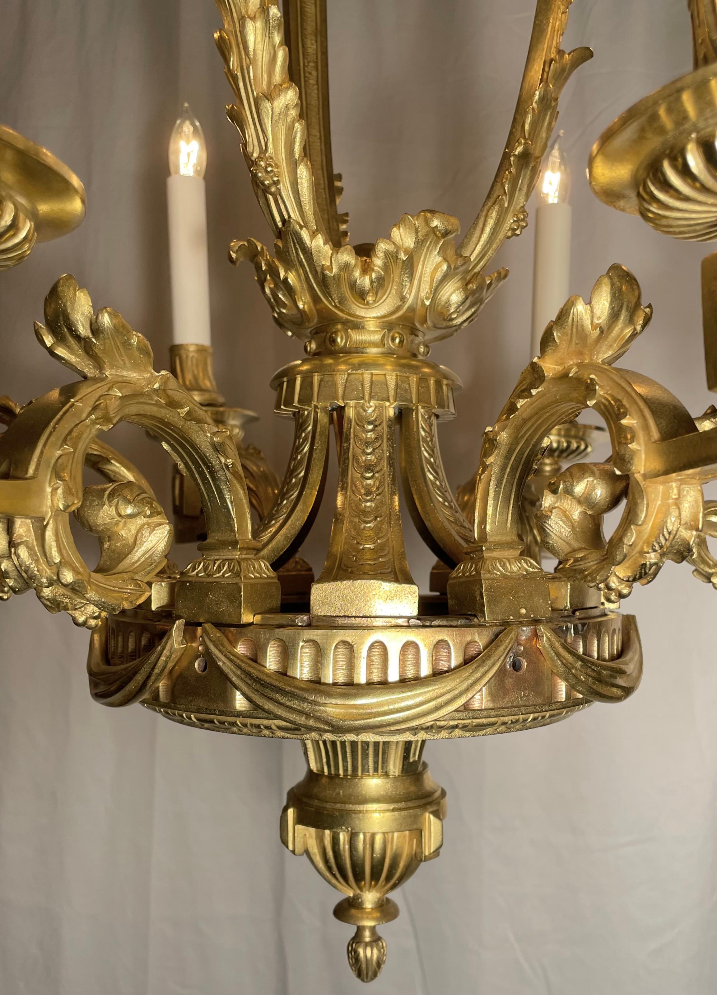 Antiguo candelabro francés Luis XVI de seis luces de bronce, hacia 1890.