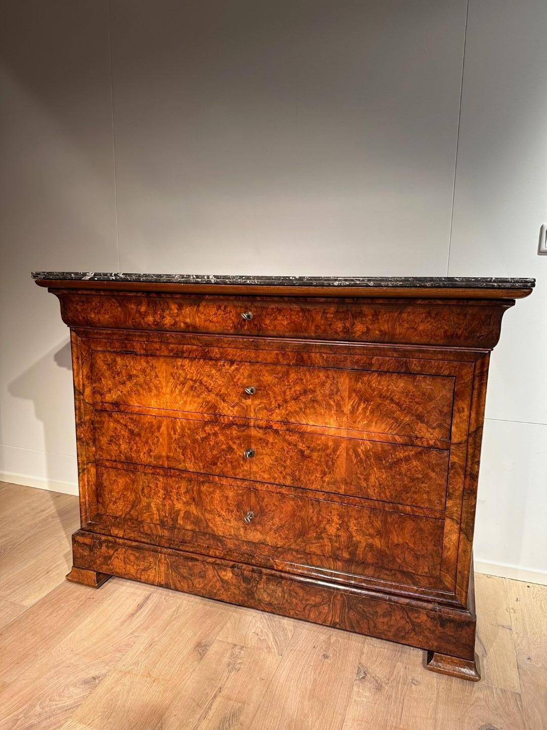 Impressive antique Louis Philippe walnut chest of drawers with marble top. Completely in perfect condition. The cabinet is completely laid out in pattern at the front. The walnut wood has a beautiful grain and color. There are 5 drawers in it. The