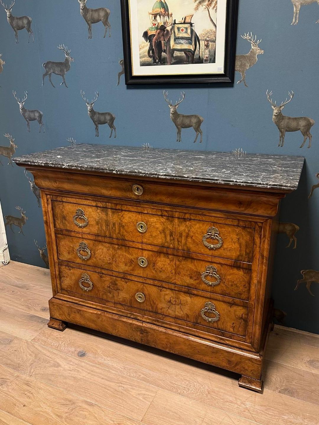Bellissima cassettiera Louis Philippe in noce, composta da 5 cassetti di alta qualità con maniglie ed escutcheons in ormolu di buona qualità e con il piano in marmo originale. Cassetti nello zoccolo superiore e nello zoccolo inferiore. La radica di