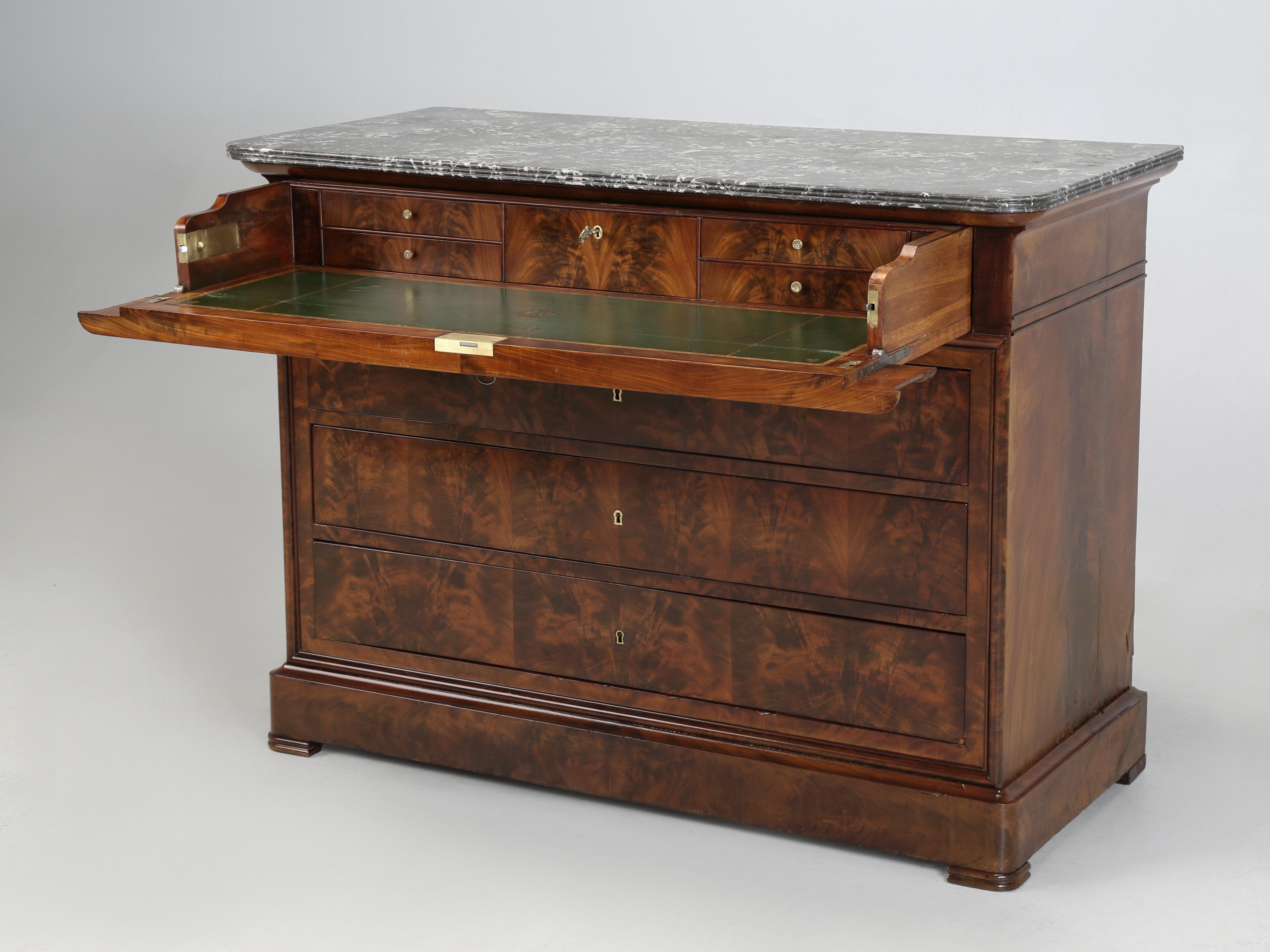 Espectacular cómoda, tocador o cajonera francesa Louis Philippe del siglo XIX, de caoba a juego con los libros, construida con gran calidad. Normalmente, no compraríamos una cómoda o arcón Louis Philippe normal porque, en realidad, son bastante