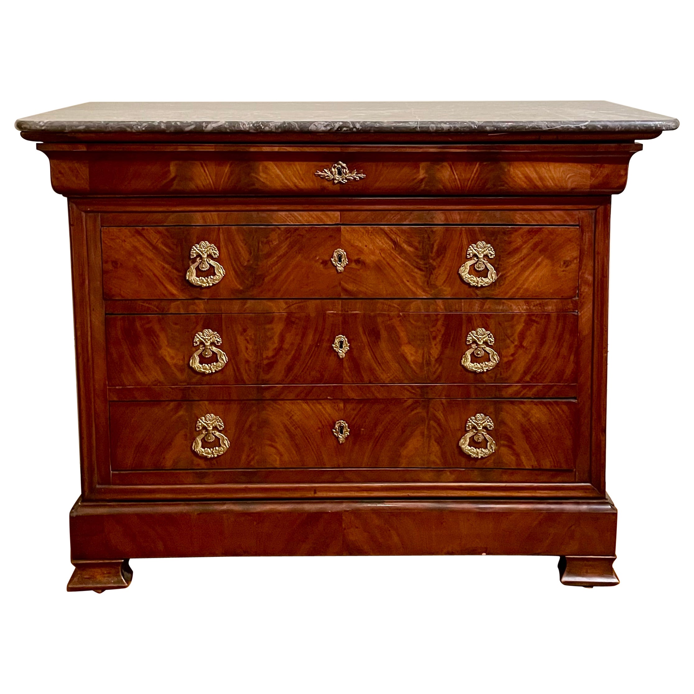 Antigua cómoda francesa Louis Philippe de caoba flameada con tapa de mármol y bronce dorado en venta