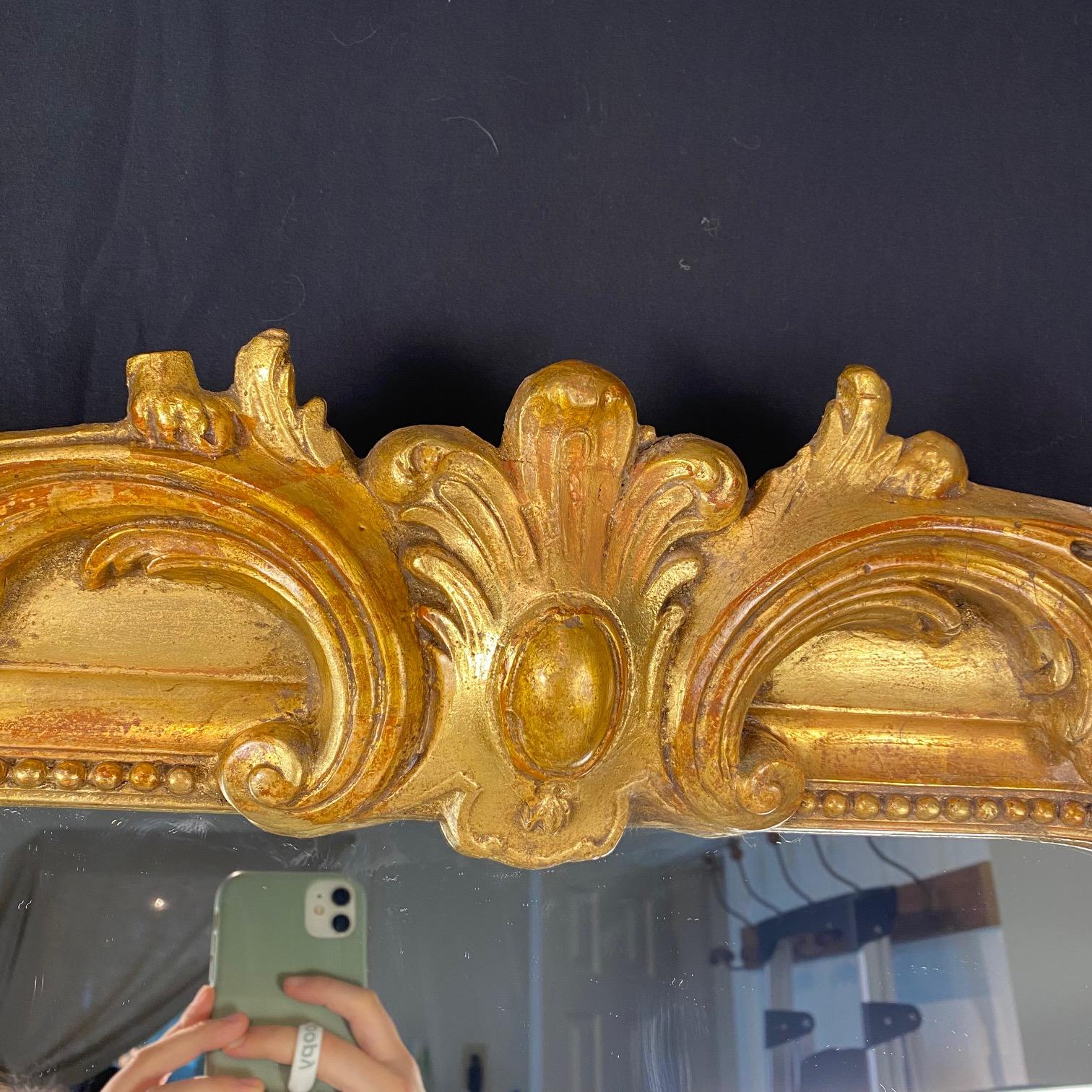 Miroir Louis Philippe ancien, doré, avec une magnifique crête en feuilles d'acanthe, de jolies perles et un motif subtil dans le cadre. Ce superbe miroir français ancien, fabriqué vers 1850, est un exemple remarquable du style Louis Philippe. Le