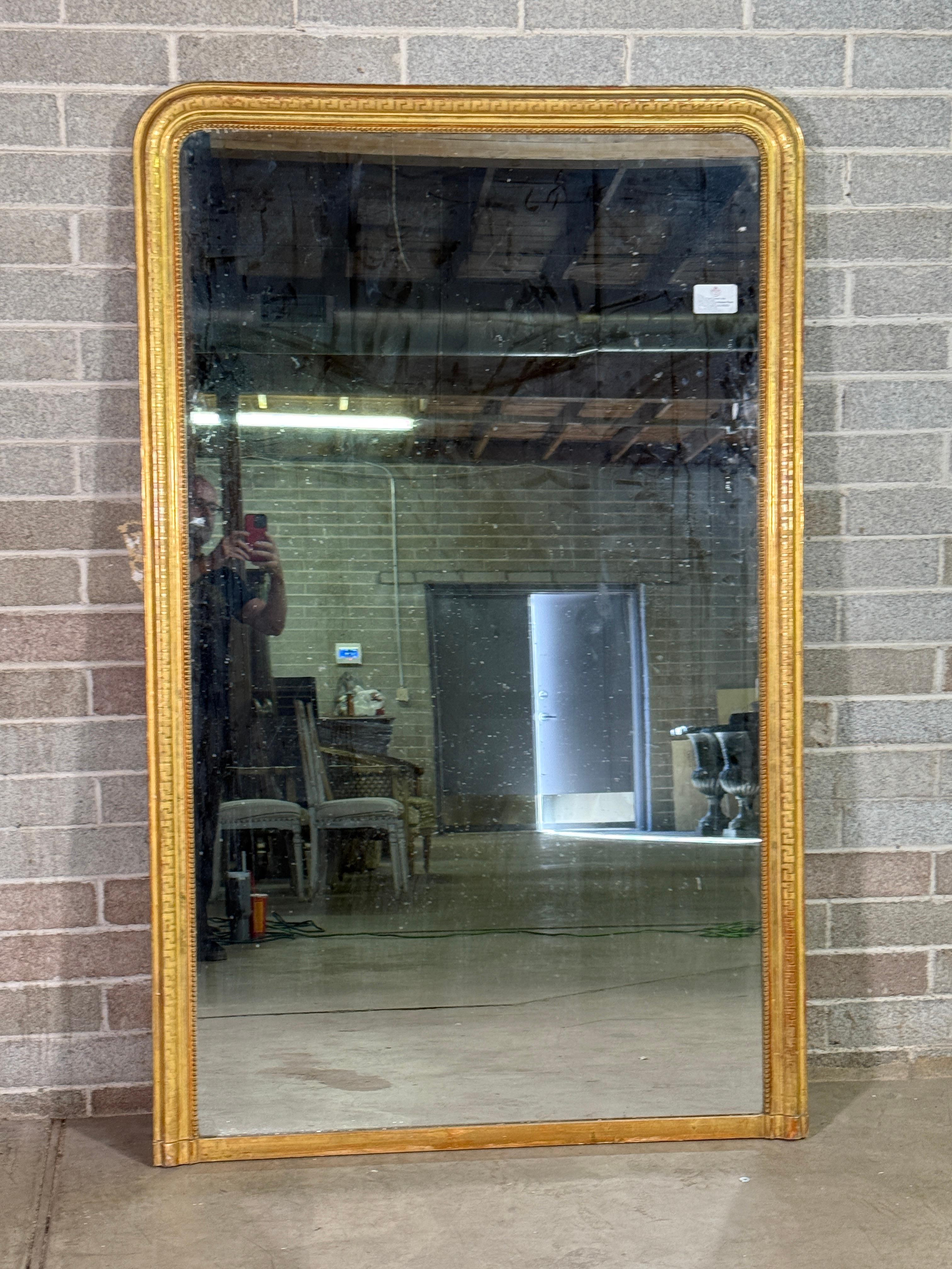 Miroir français ancien Louis Philippe avec motif de clé grecque 
Pièce unique achetée en France
Usure appropriée à l'âge, voir les photos détaillées. 
Envoyez-nous un message si vous avez des questions. 