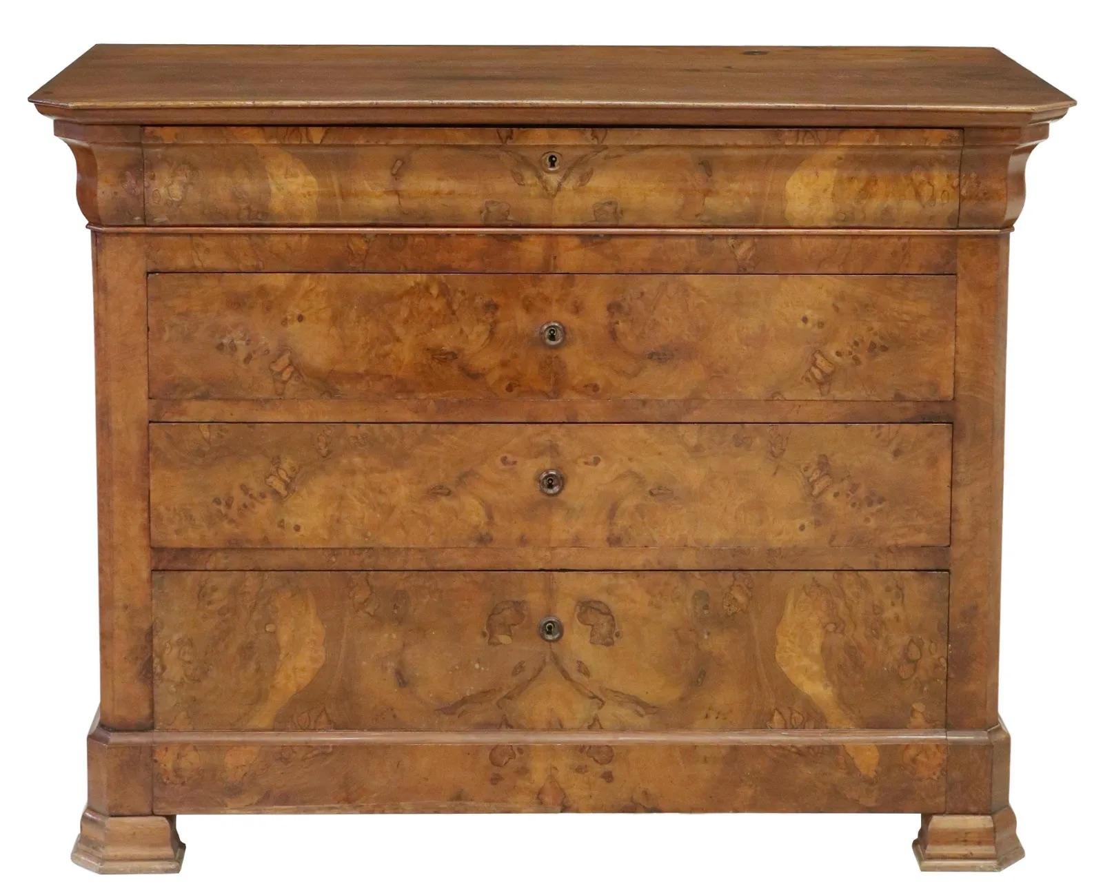 French Louis Philippe period walnut commode, mid 19th c., ogee frieze drawer, over three additional drawers, rising on bracket feet. Beautiful flamed walnut veneer. Singe drawer key included.

Dimensions: approx 39