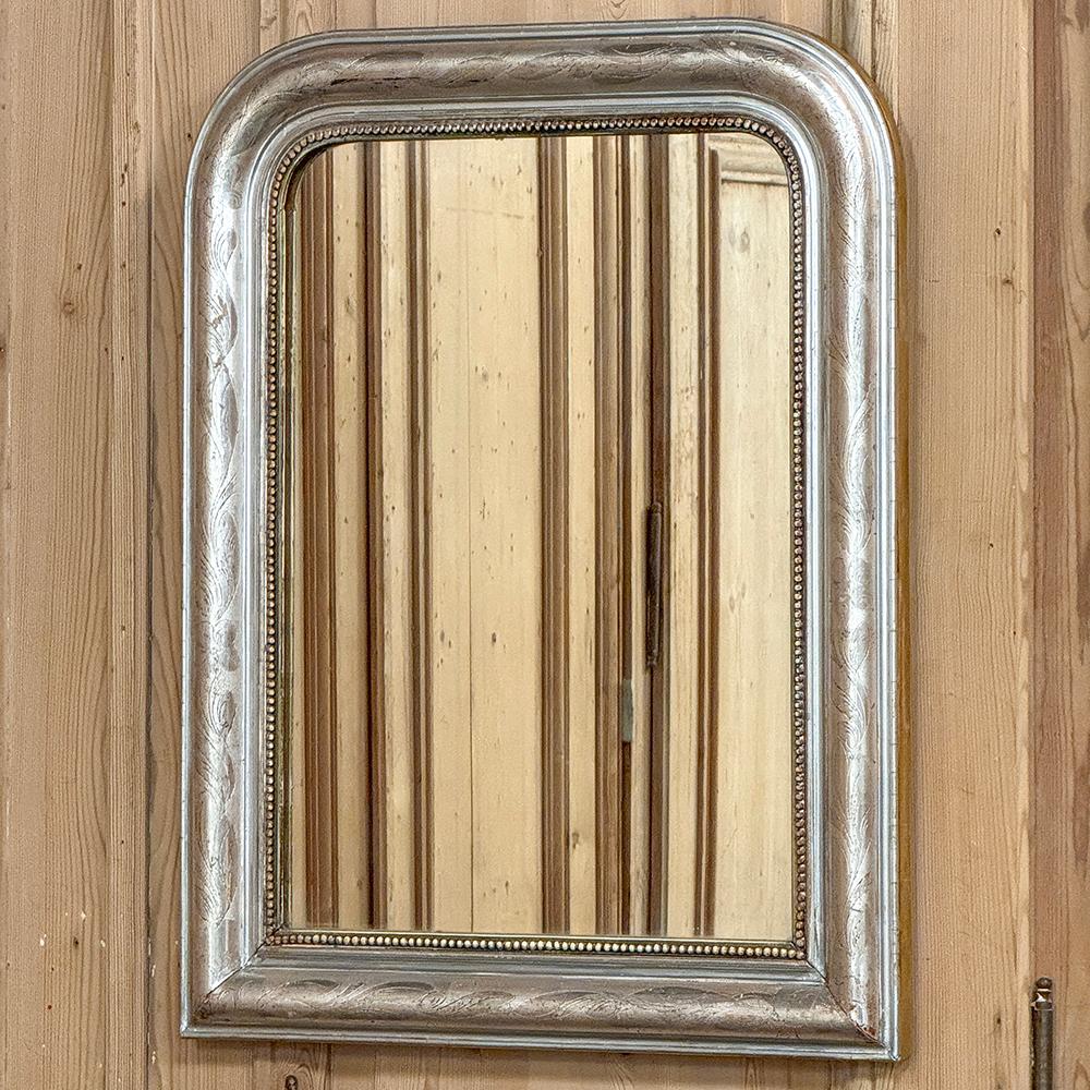 El Antique French Louis Philippe Period Silvered Mirror representa el epítome de la elegancia a medida que se alcanzó durante la Restauración, un efímero resurgimiento de la monarquía francesa que volvió brevemente al poder entre la Revolución