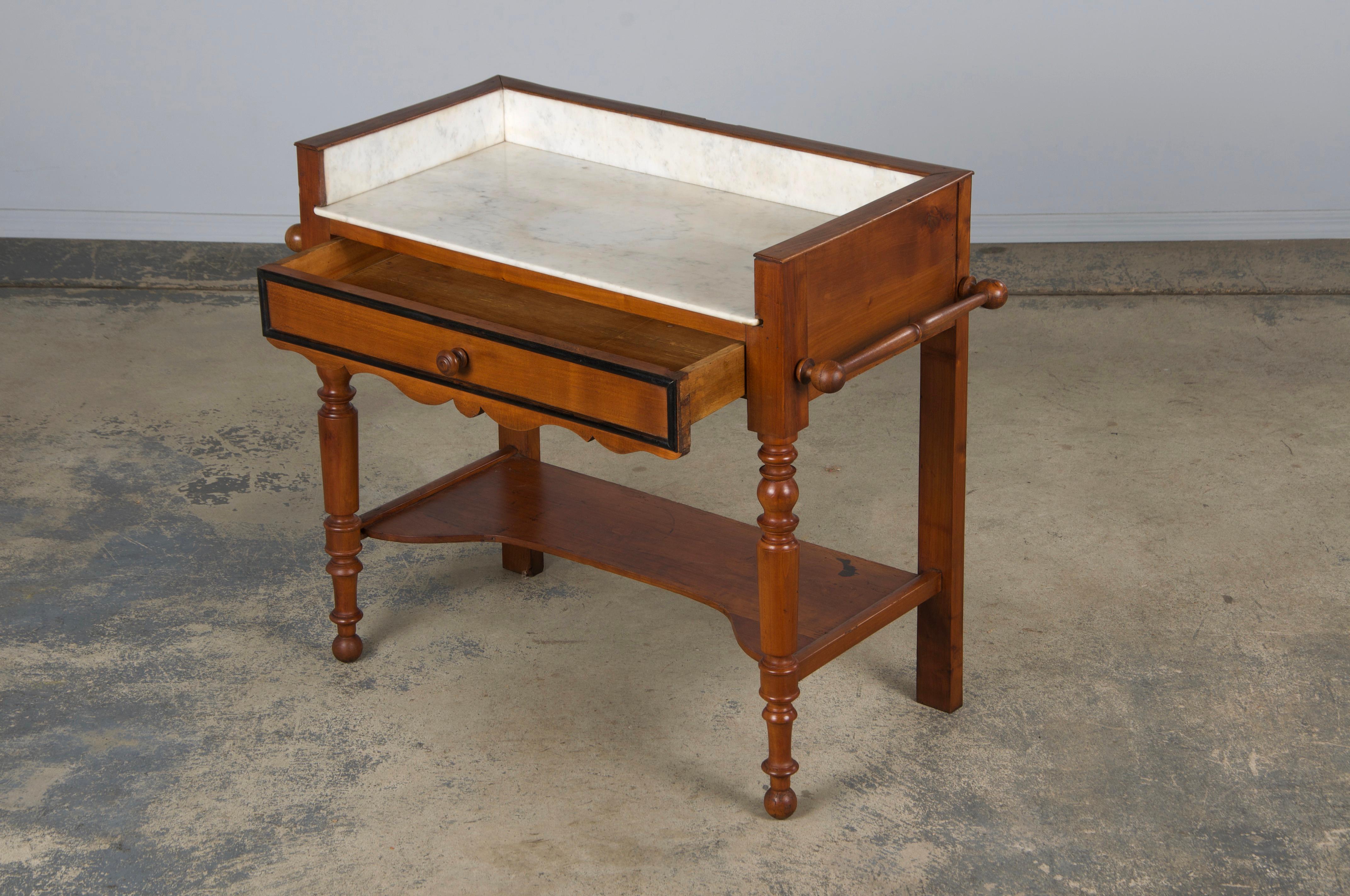 Antique French Louis Philippe Provincial Maple Wash Table W/ Carrara Marble in vendita 2