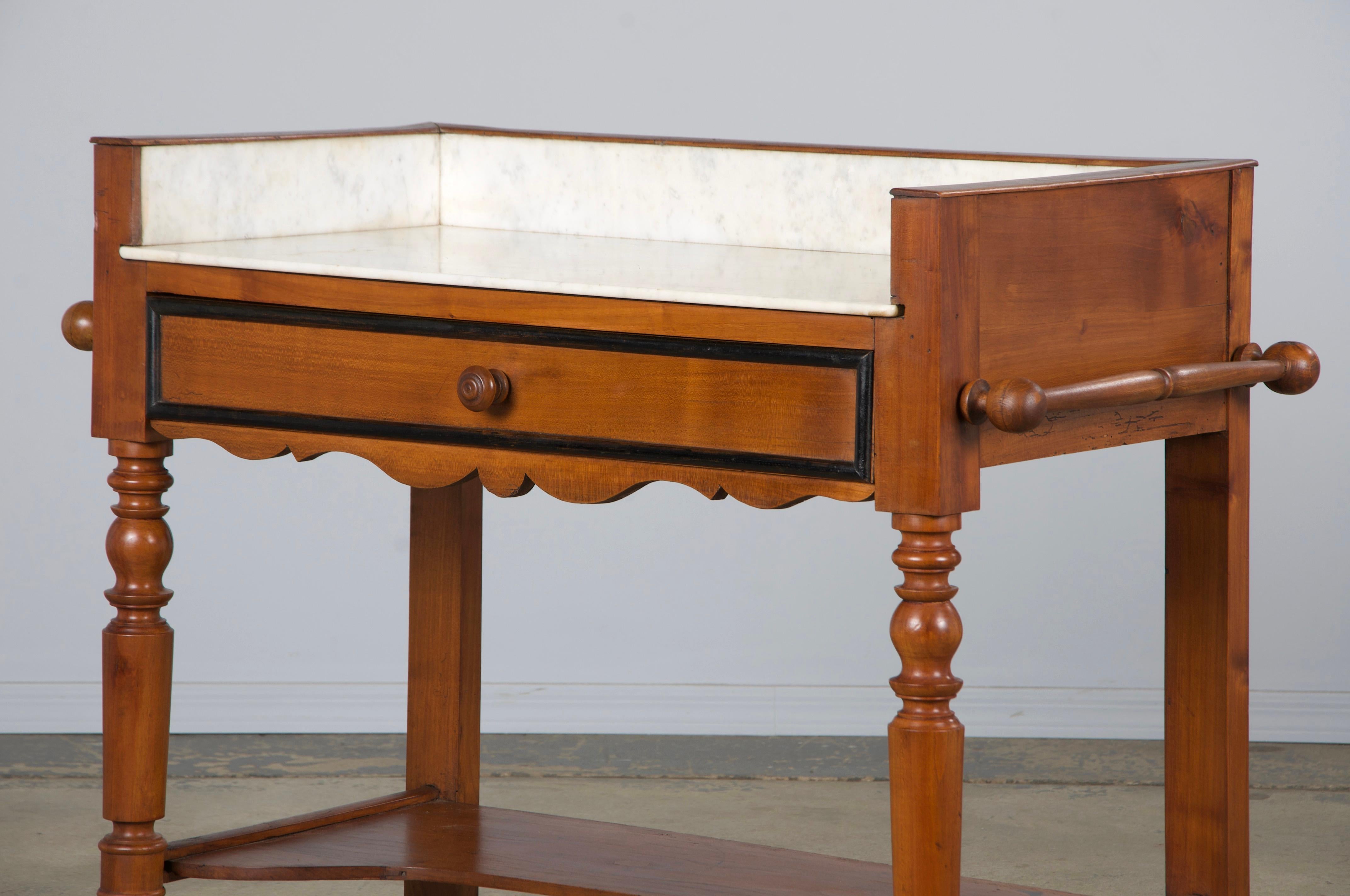Antique French Louis Philippe Provincial Maple Wash Table W/ Carrara Marble in vendita 4