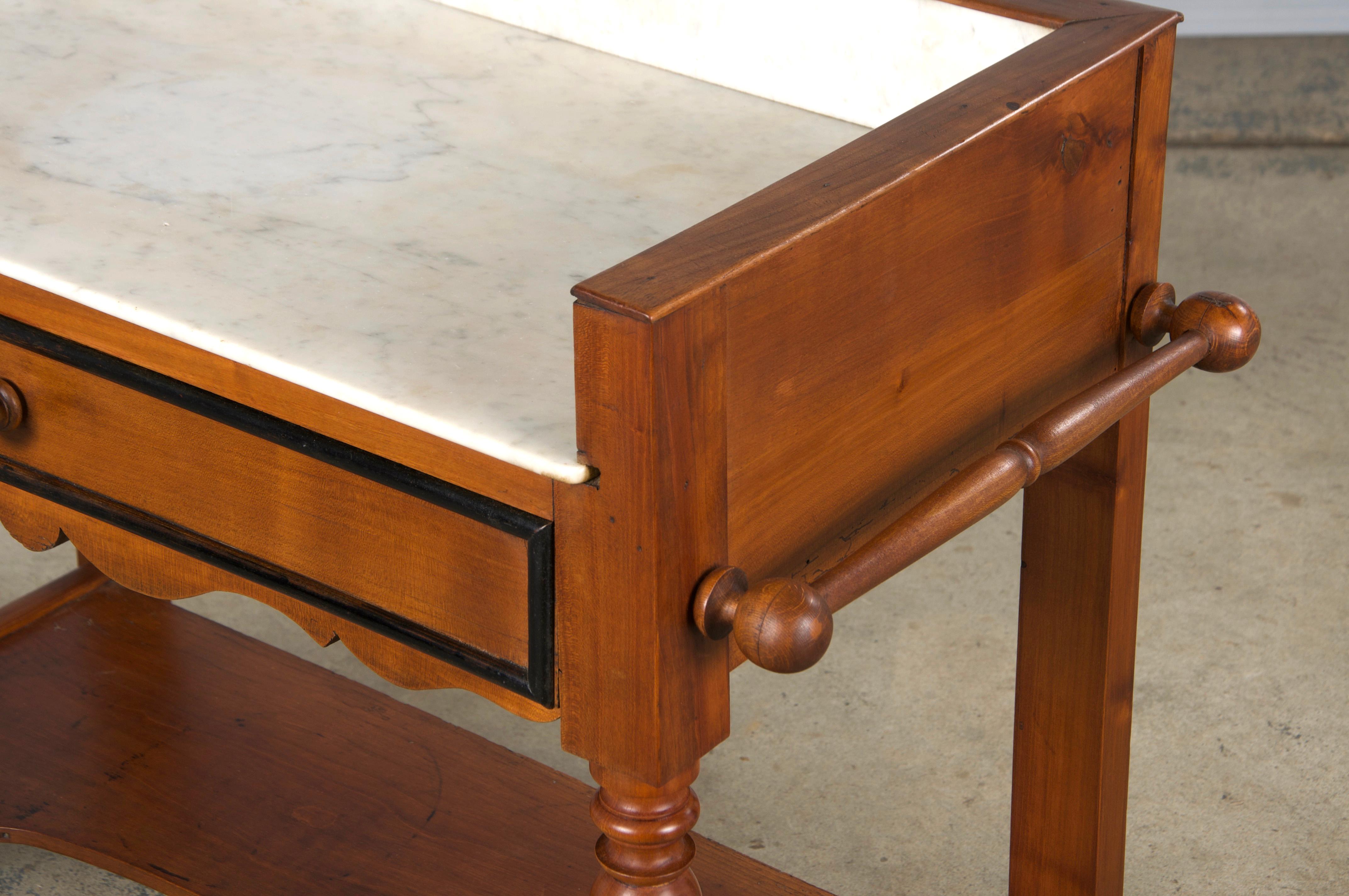 Antique French Louis Philippe Provincial Maple Wash Table W/ Carrara Marble in vendita 5