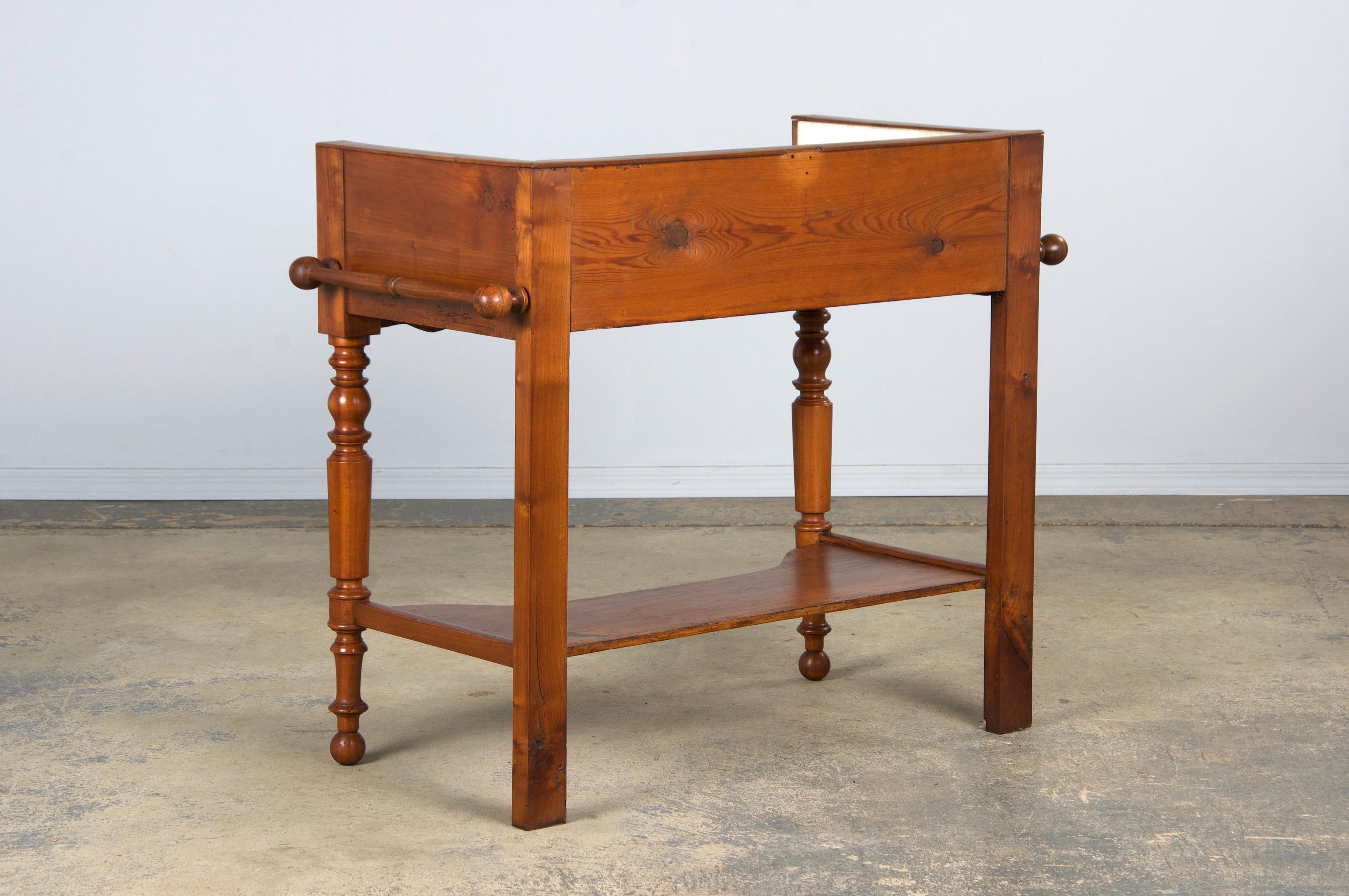 Antique French Louis Philippe Provincial Maple Wash Table W/ Carrara Marble in vendita 7