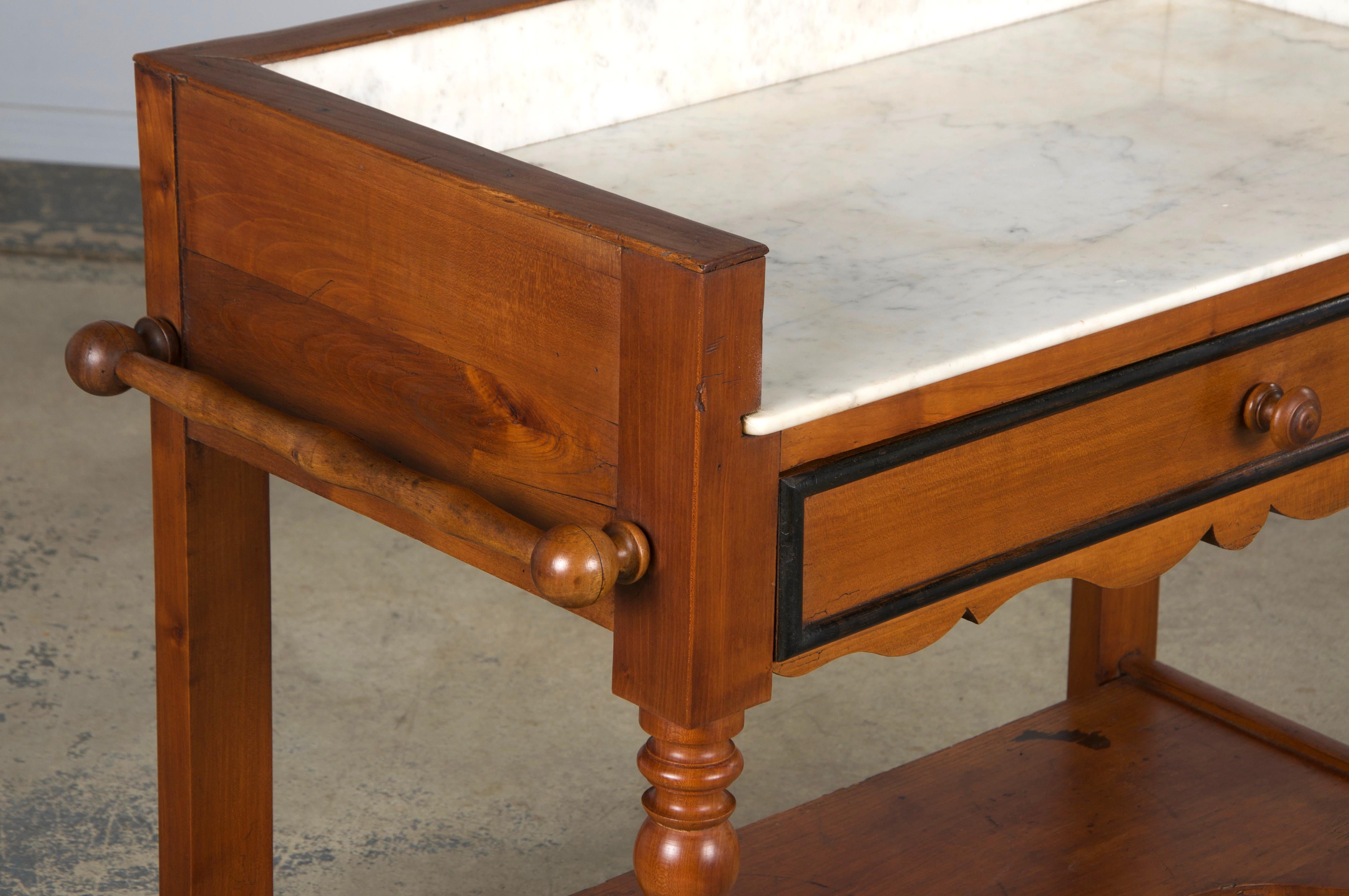 Antique French Louis Philippe Provincial Maple Wash Table W/ Carrara Marble In condizioni buone in vendita a Astoria, NY