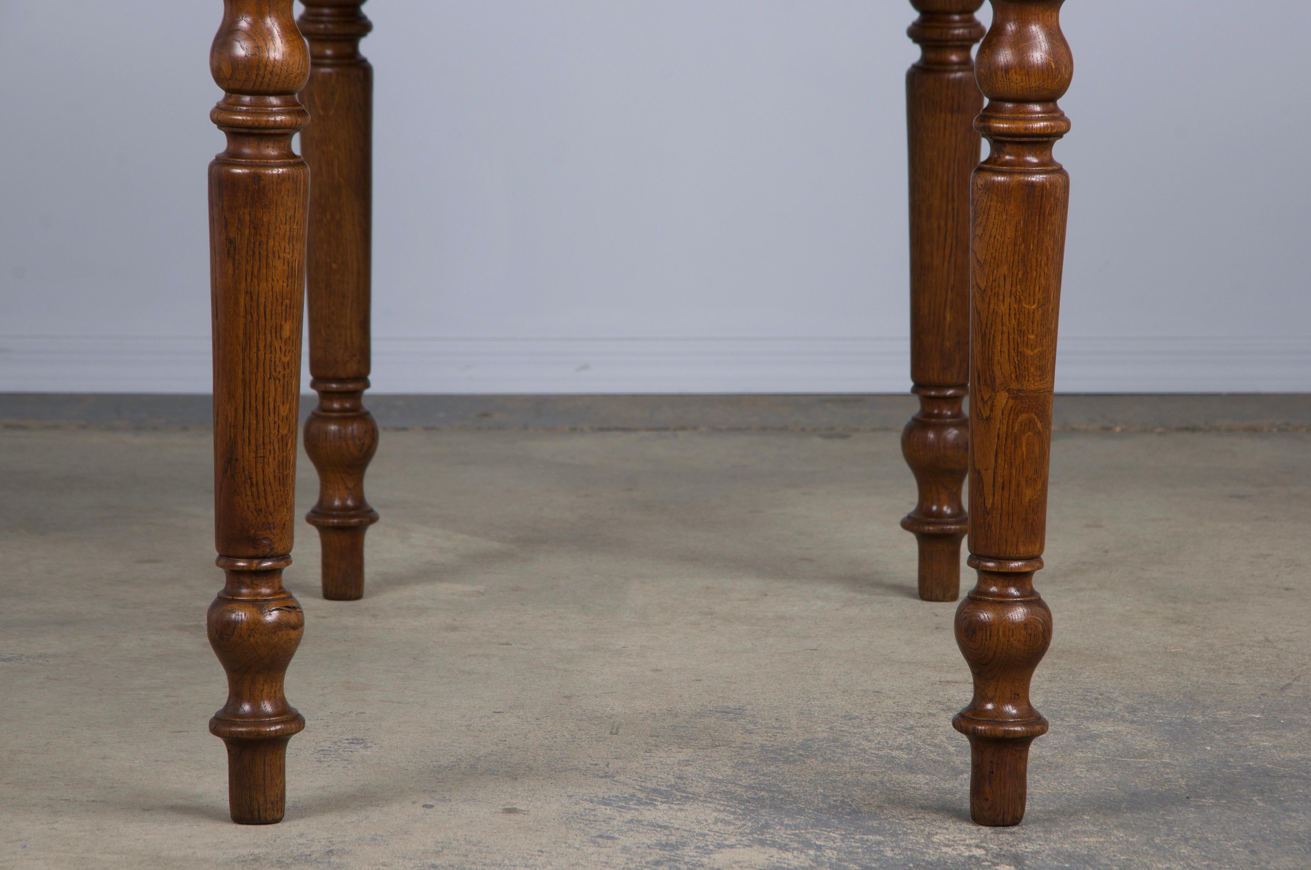 Ancienne table provinciale française en chêne de style Louis Philippe en vente 3