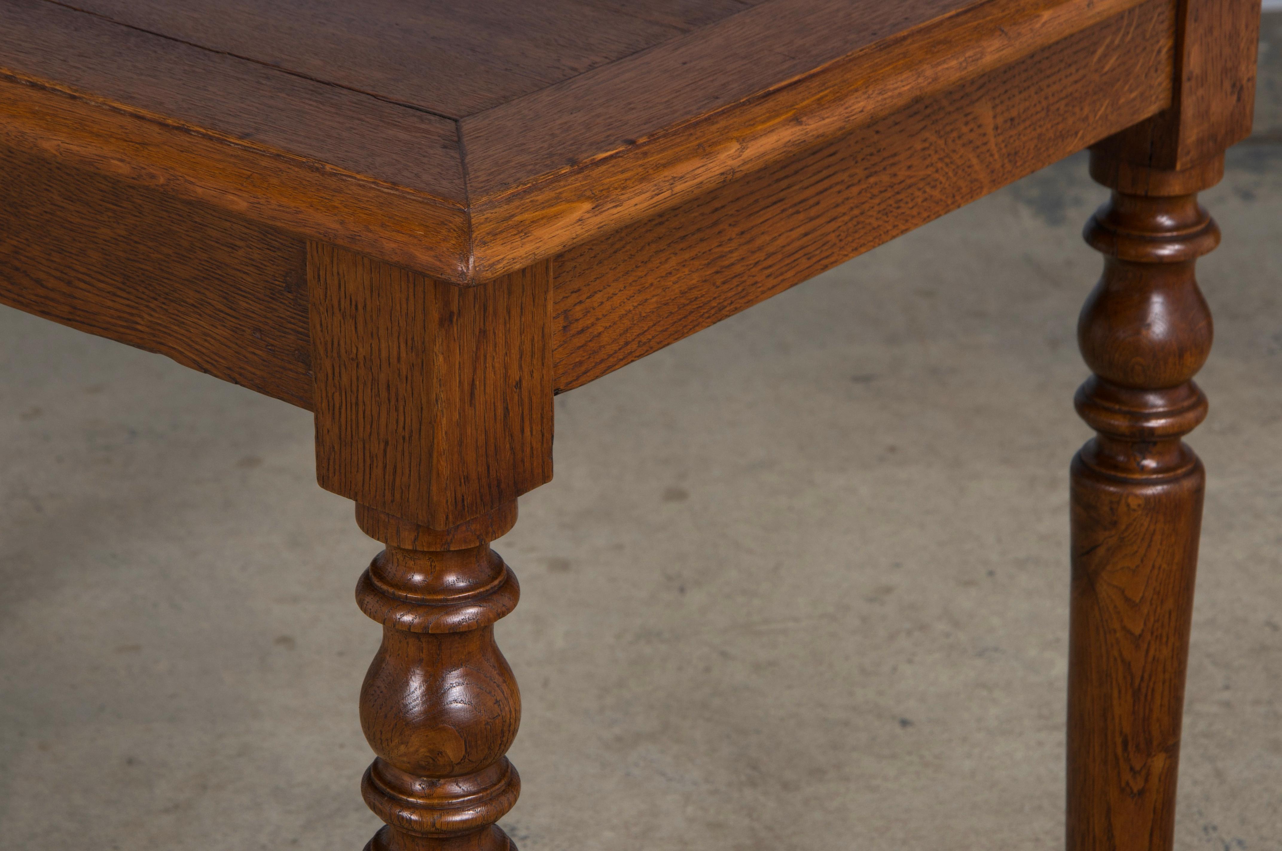 Ancienne table provinciale française en chêne de style Louis Philippe en vente 5