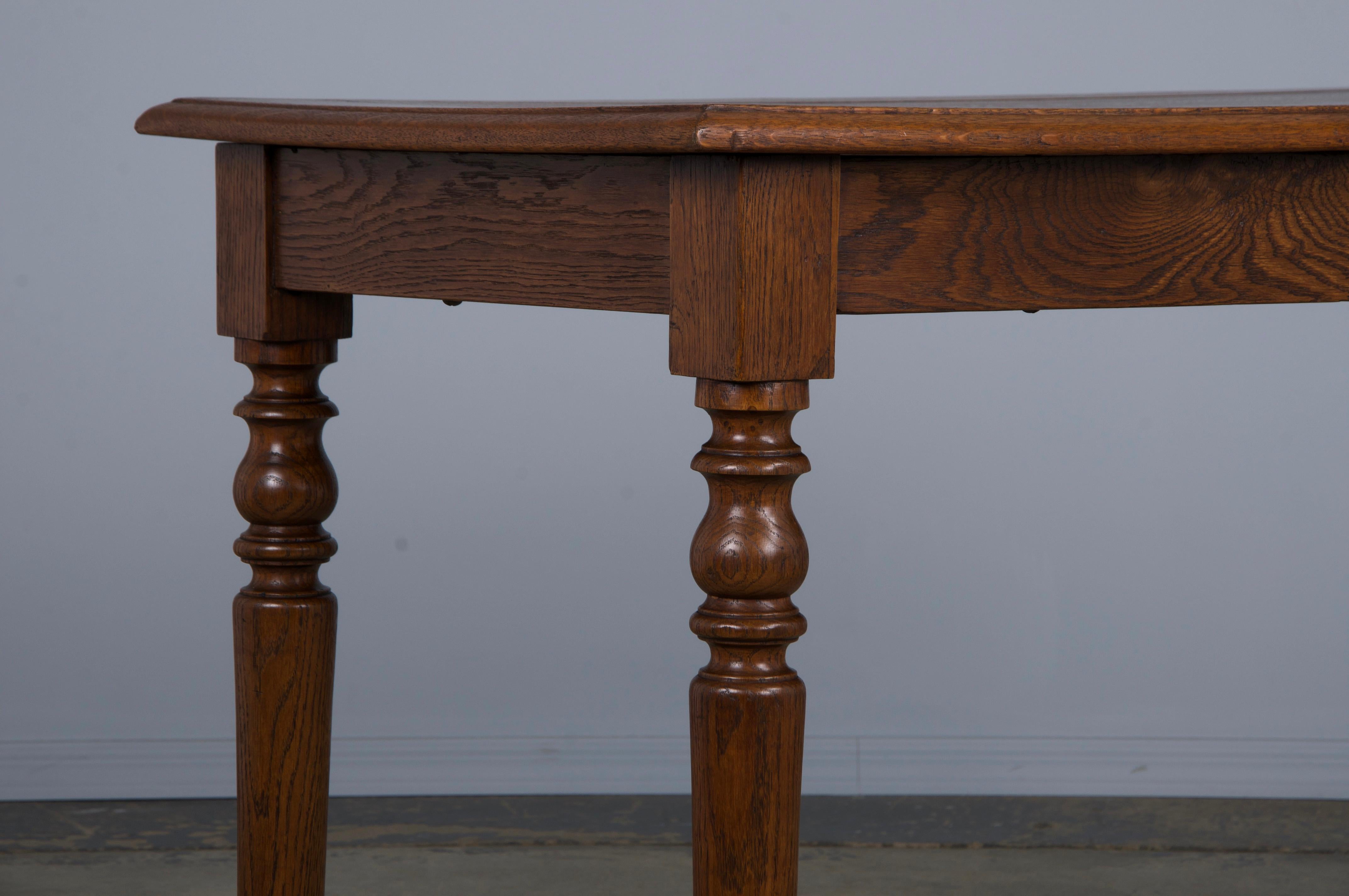 Une charmante table provinciale française de la fin du XIXe siècle, polyvalente en tant que bureau, petite table de salle à manger ou console, fabriquée dans le style Louis Philippe et provenant directement de Provence, France. Magnifiquement