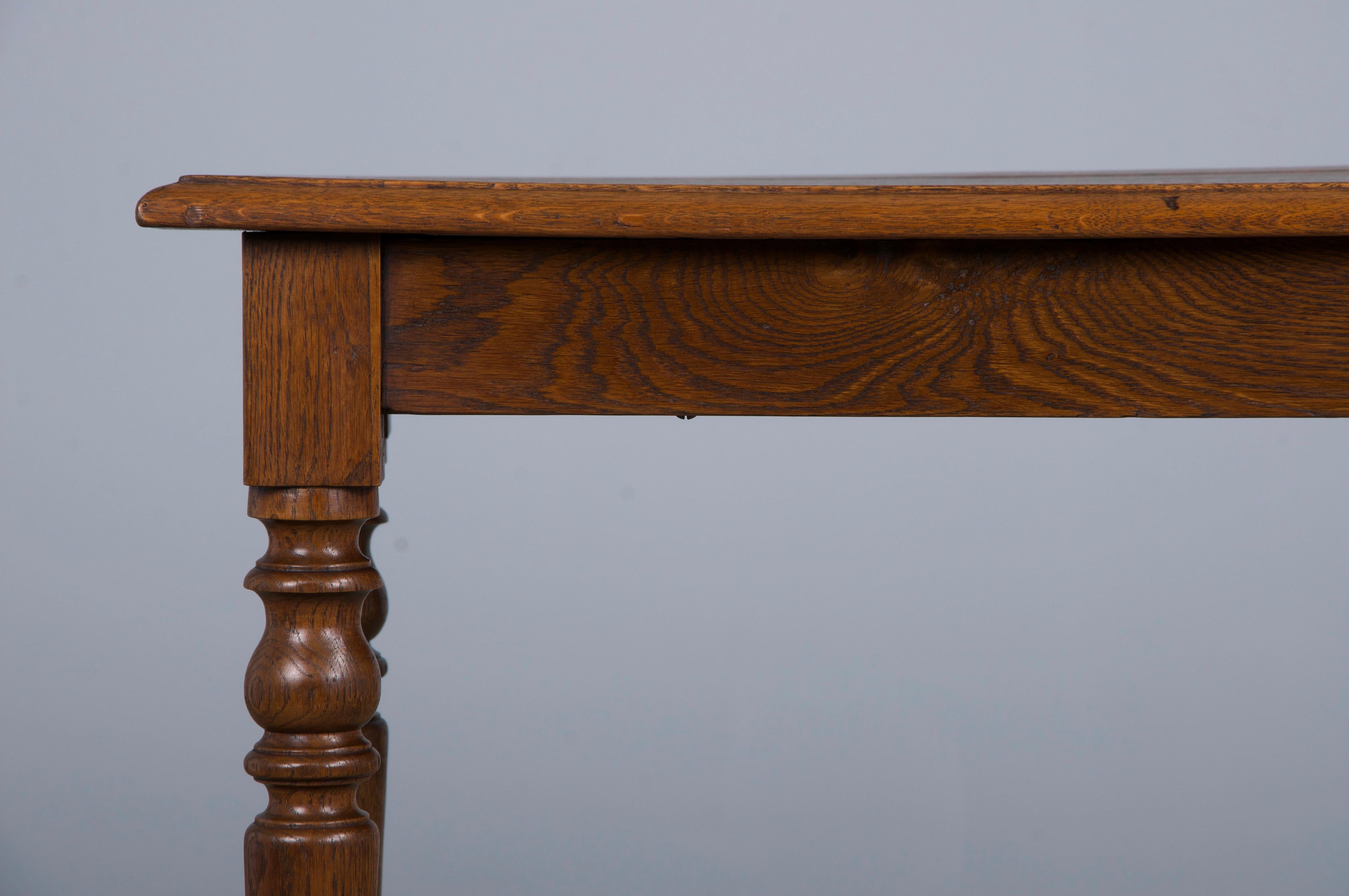 Français Ancienne table provinciale française en chêne de style Louis Philippe en vente