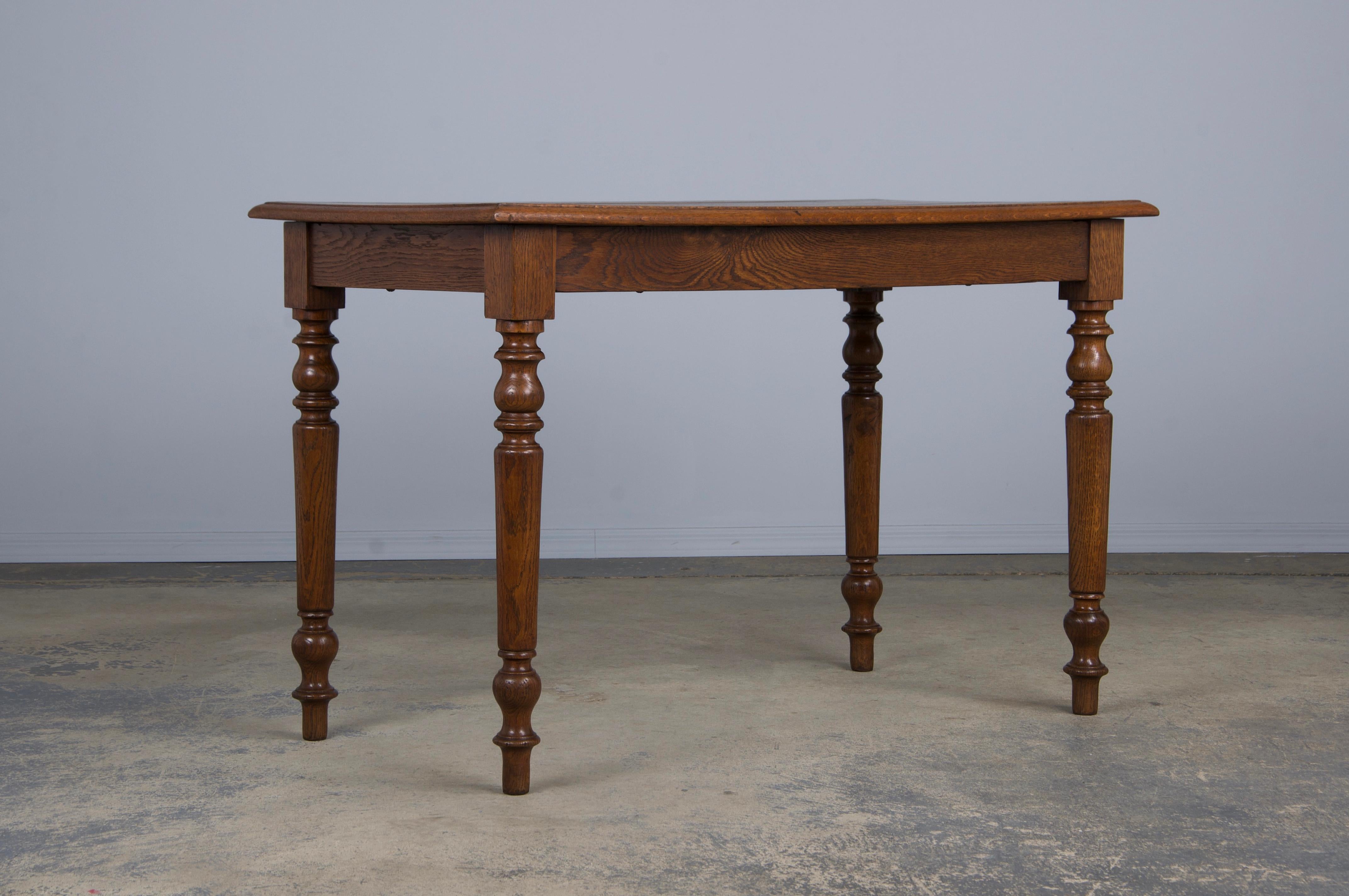 Chêne Ancienne table provinciale française en chêne de style Louis Philippe en vente