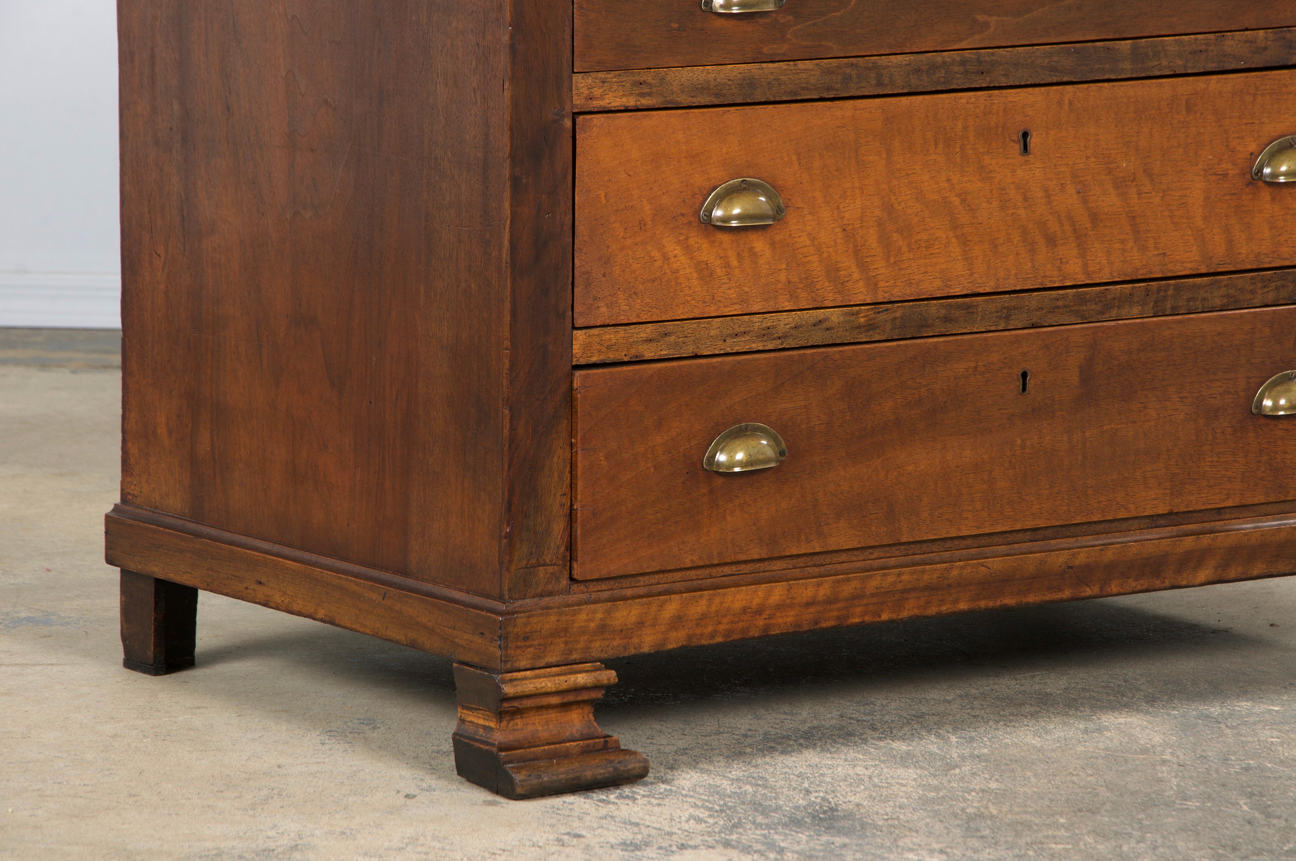 Ancienne commode en noyer de style Louis Philippe en vente 2