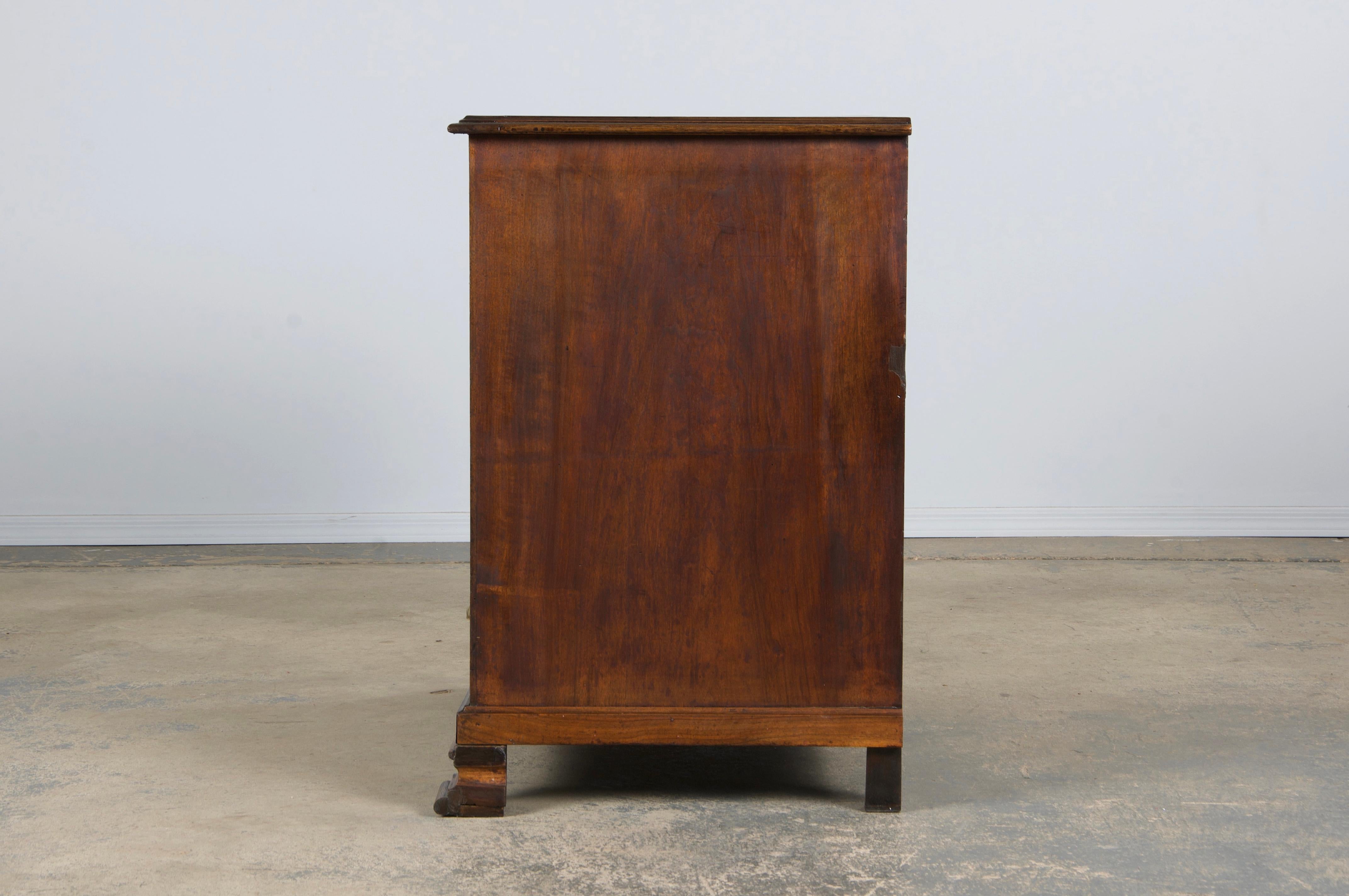Ancienne commode en noyer de style Louis Philippe en vente 3