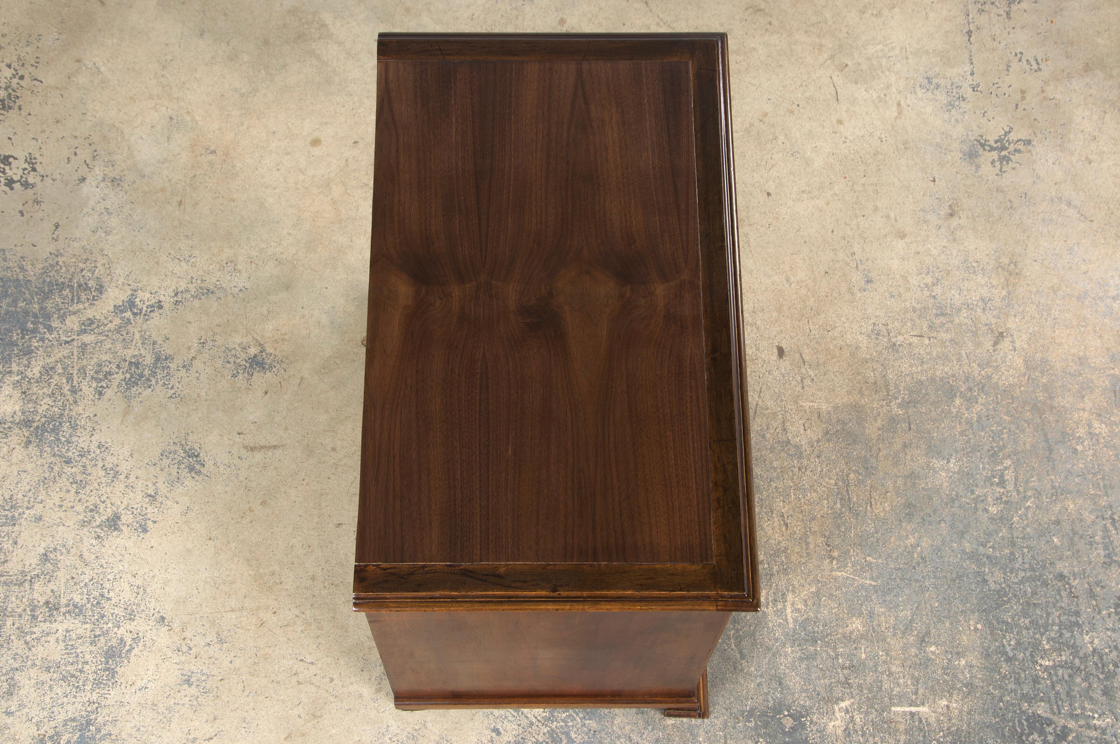 Ancienne commode en noyer de style Louis Philippe en vente 4