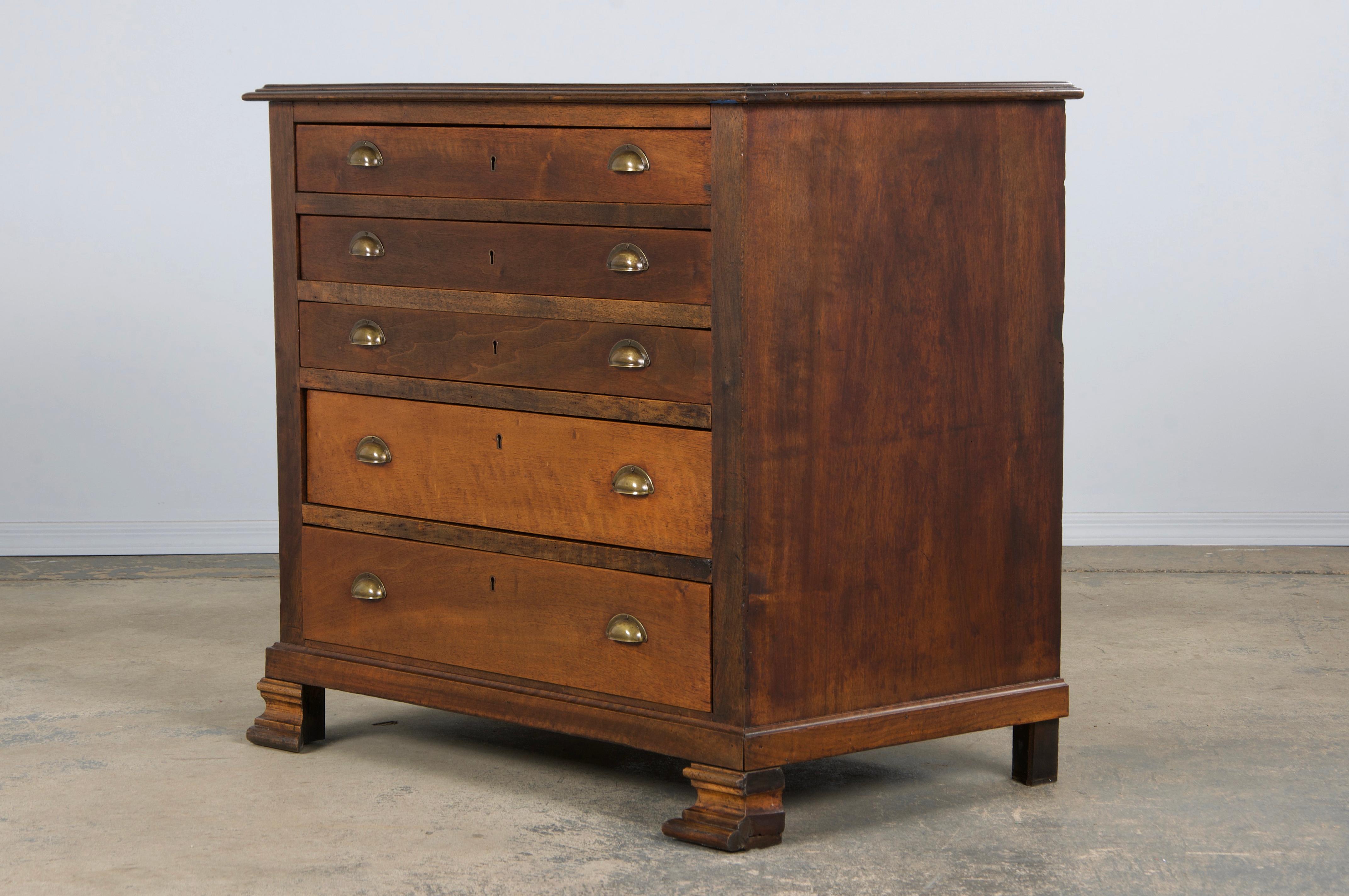 Ancienne commode en noyer de style Louis Philippe en vente 7