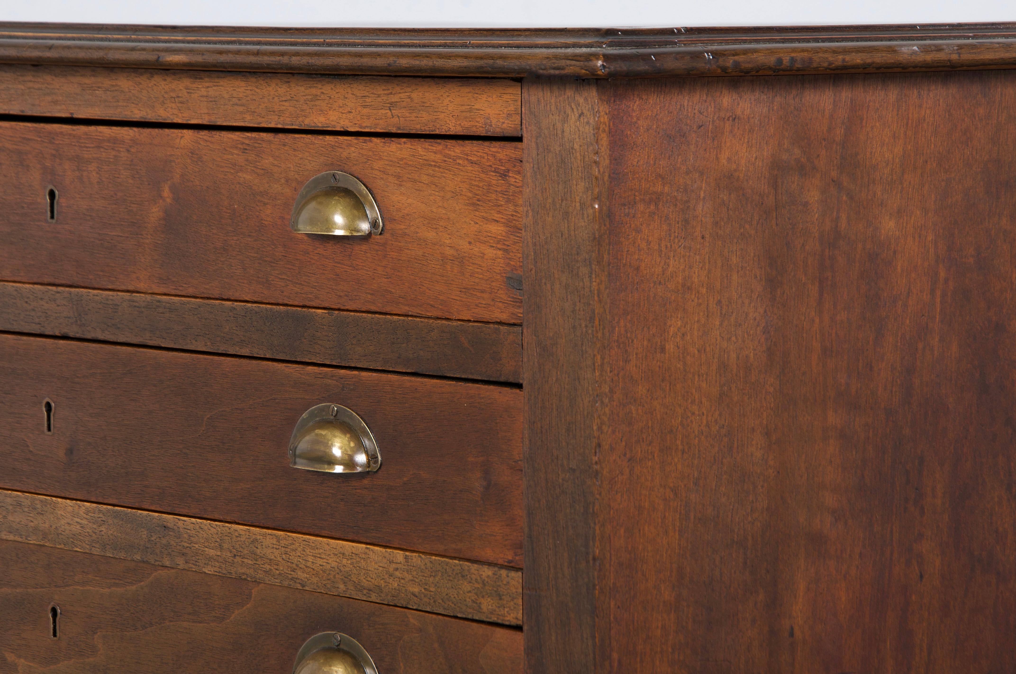 Ancienne commode en noyer de style Louis Philippe en vente 8